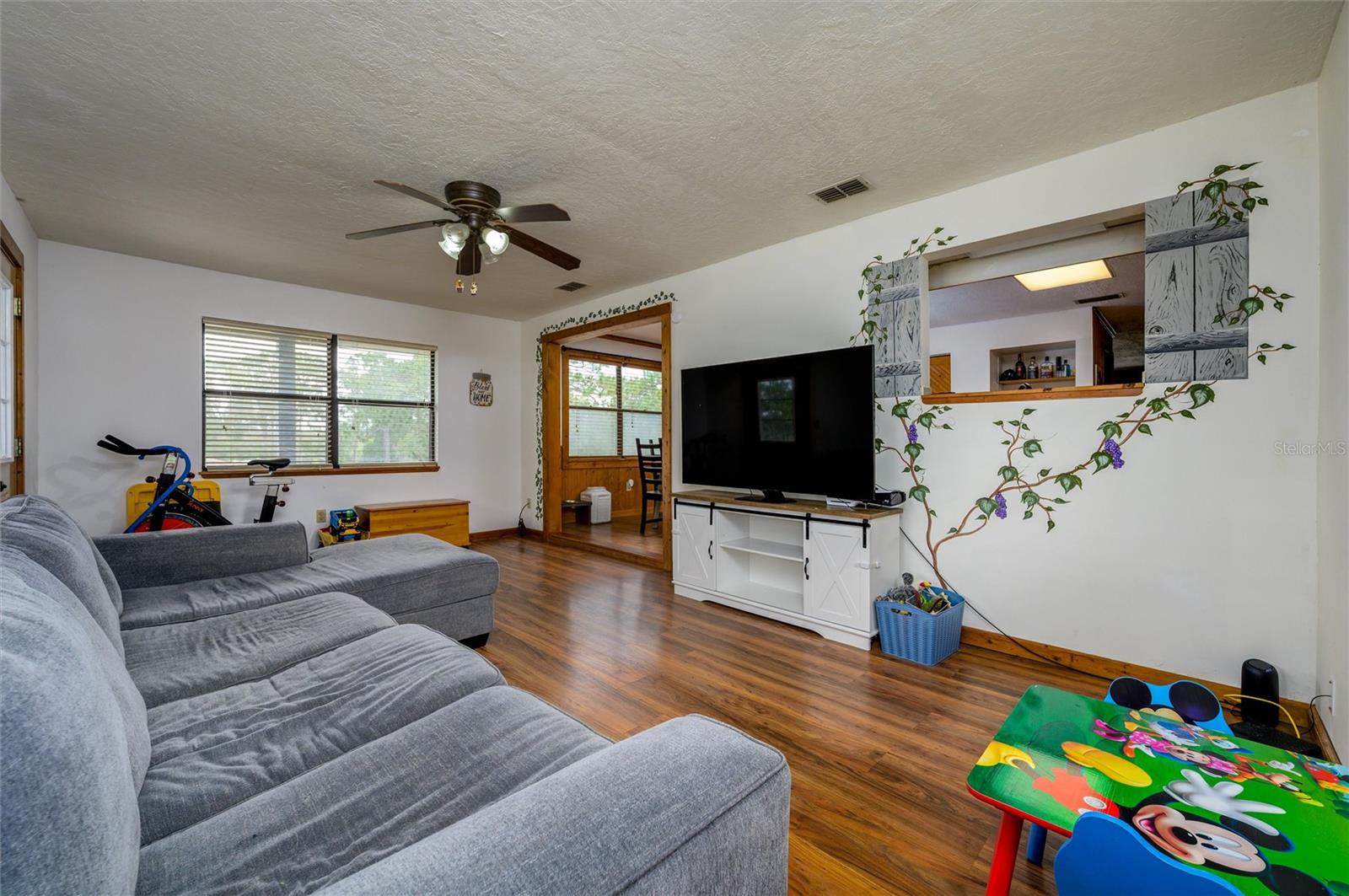 Listing photo id 21 for 9660 Matsonford Avenue