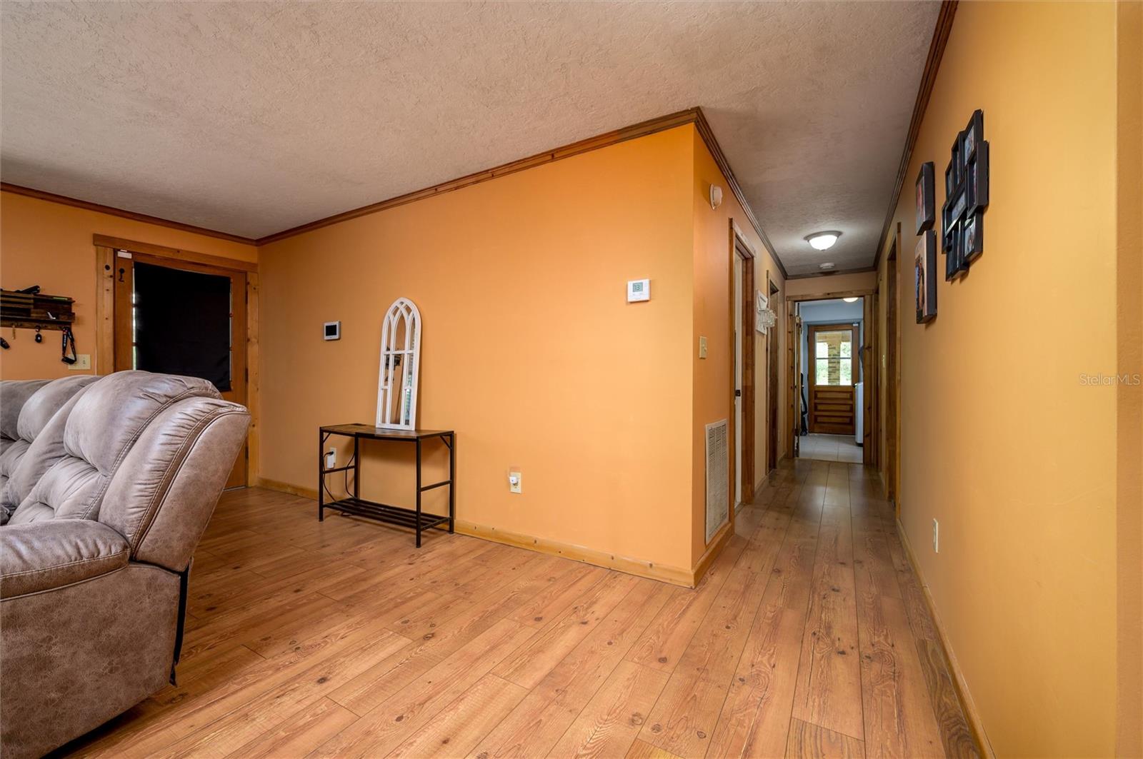 Listing photo id 22 for 9660 Matsonford Avenue