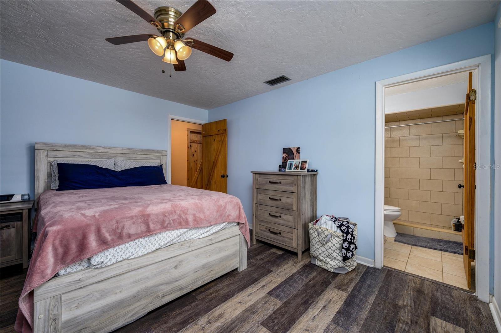Listing photo id 24 for 9660 Matsonford Avenue