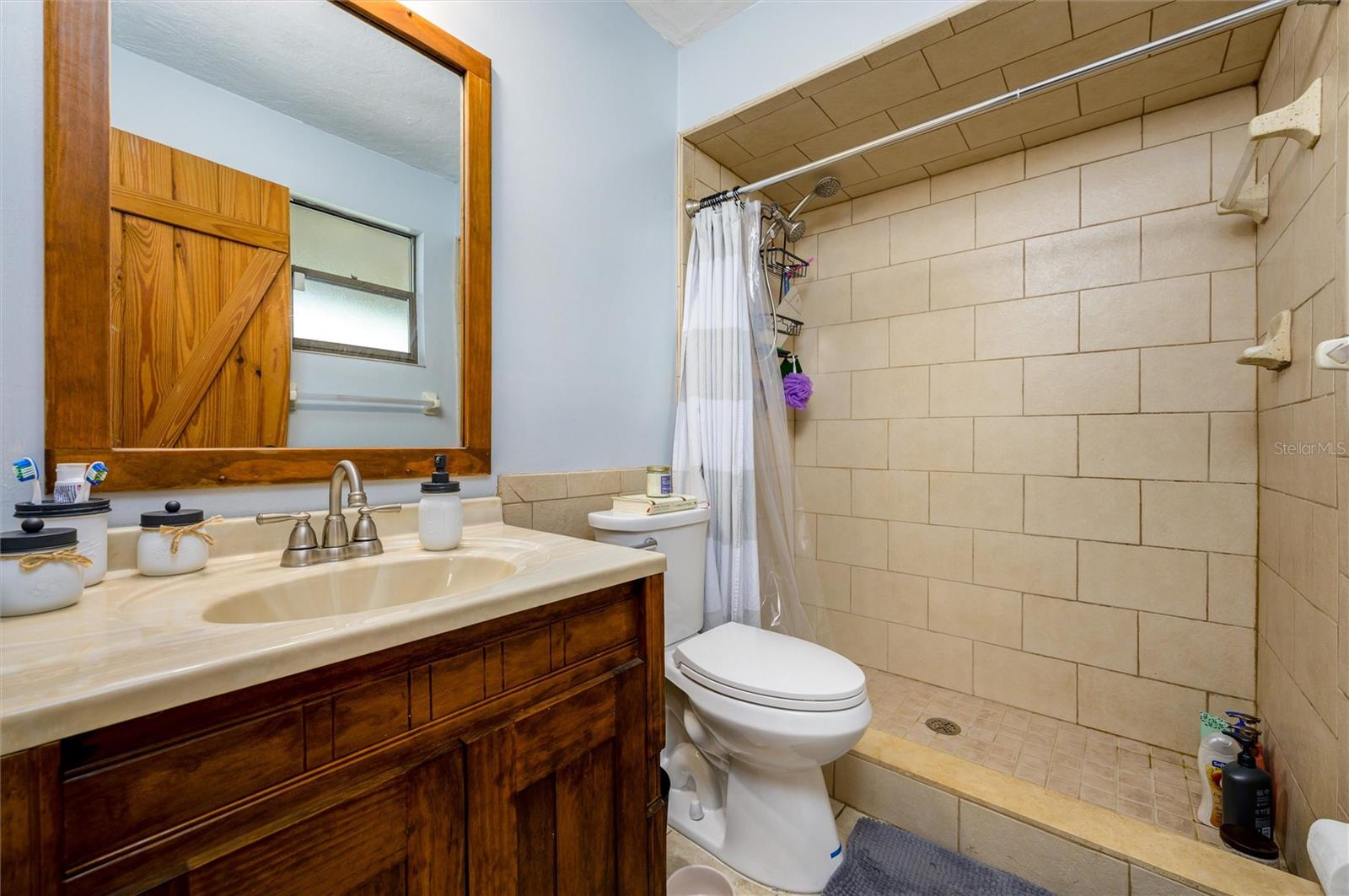 Listing photo id 25 for 9660 Matsonford Avenue