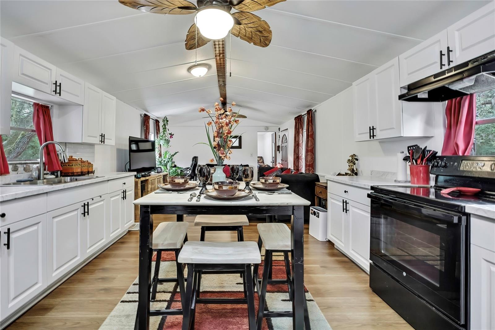 Listing photo id 15 for 3771 Millston Point