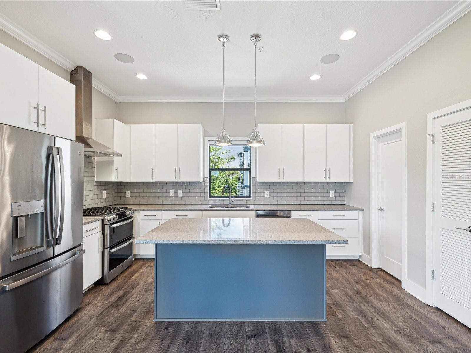 Image 2 of 87 For 946 Highand Avenue 24