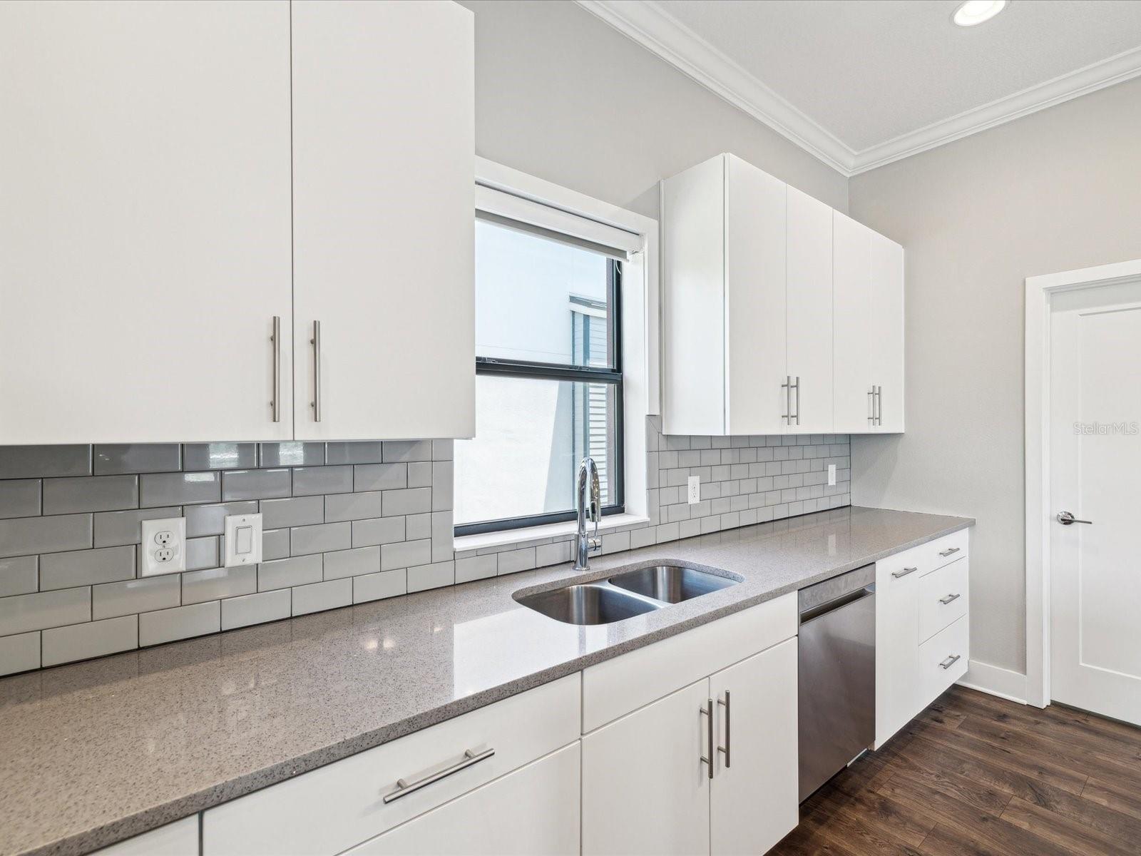 Image 8 of 87 For 946 Highand Avenue 24