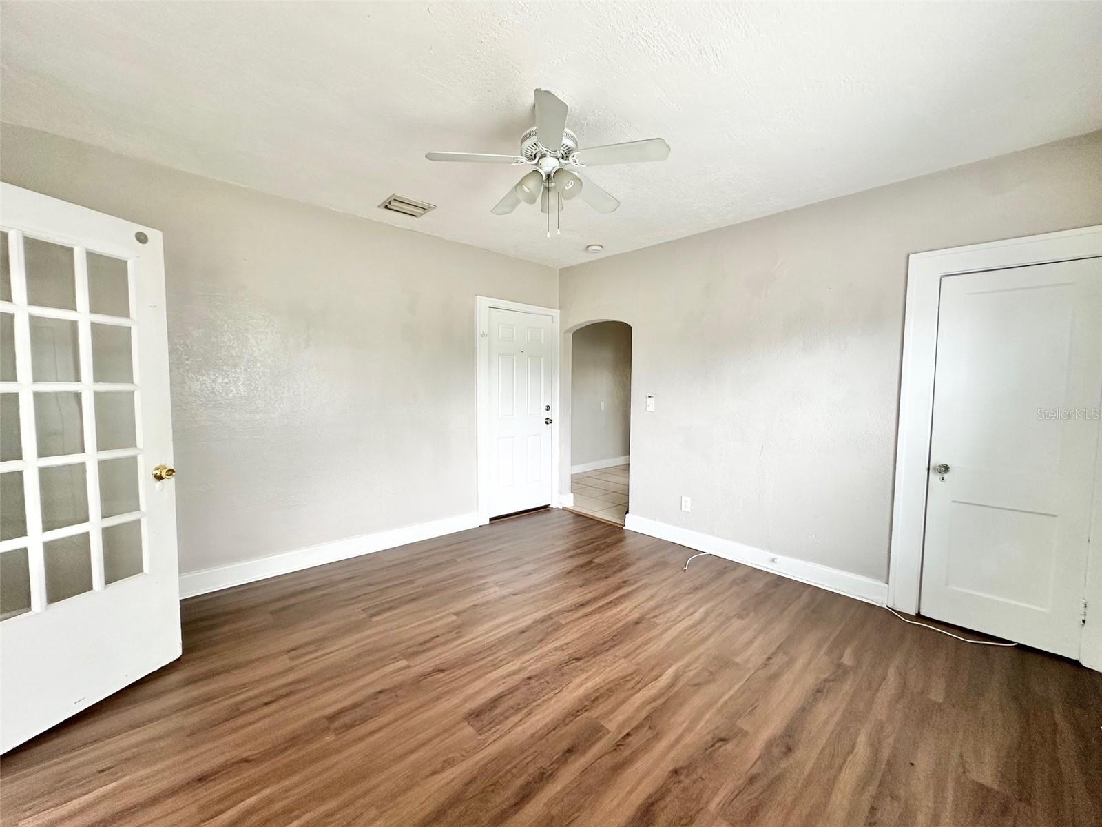 Image 10 of 27 For 2449 Burlington Avenue N 3