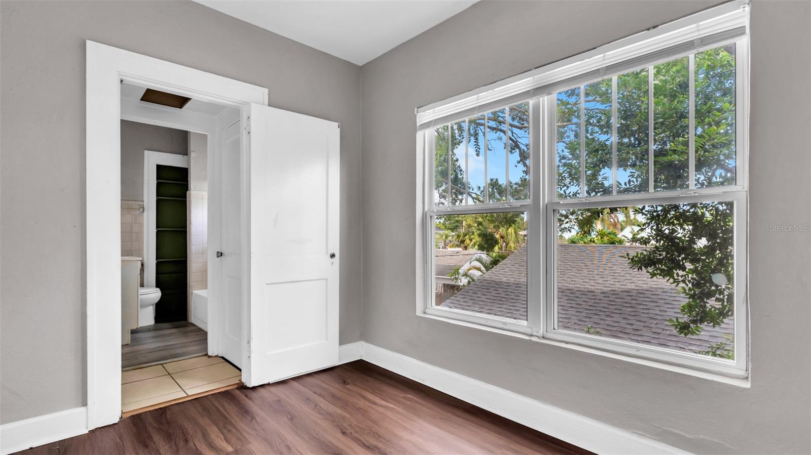 Image 16 of 27 For 2449 Burlington Avenue N 3