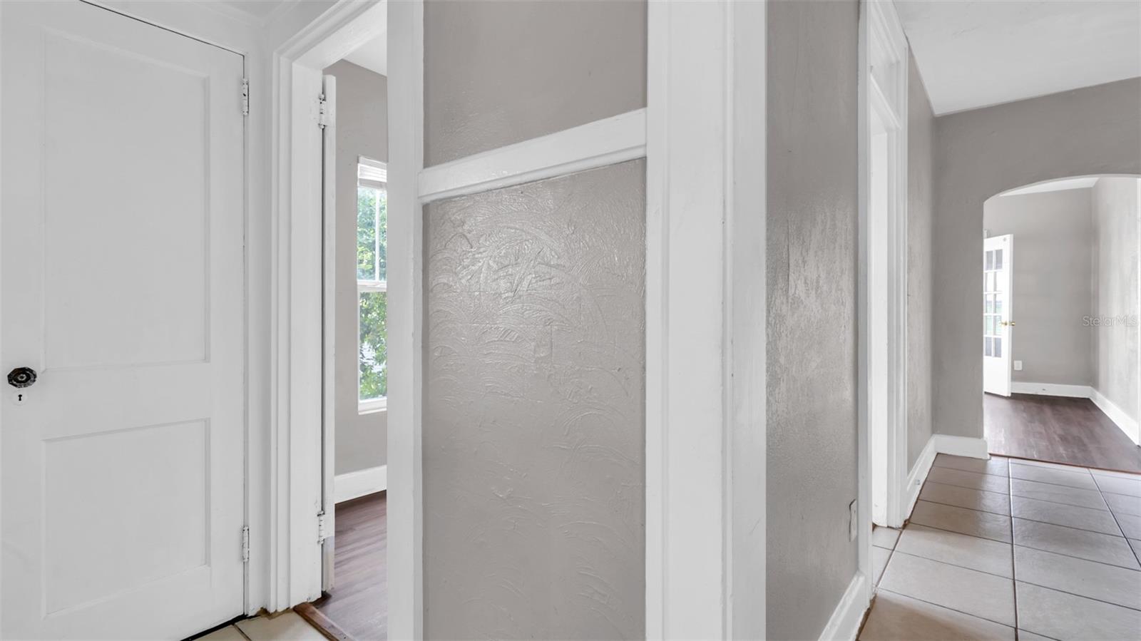 Image 18 of 27 For 2449 Burlington Avenue N 3