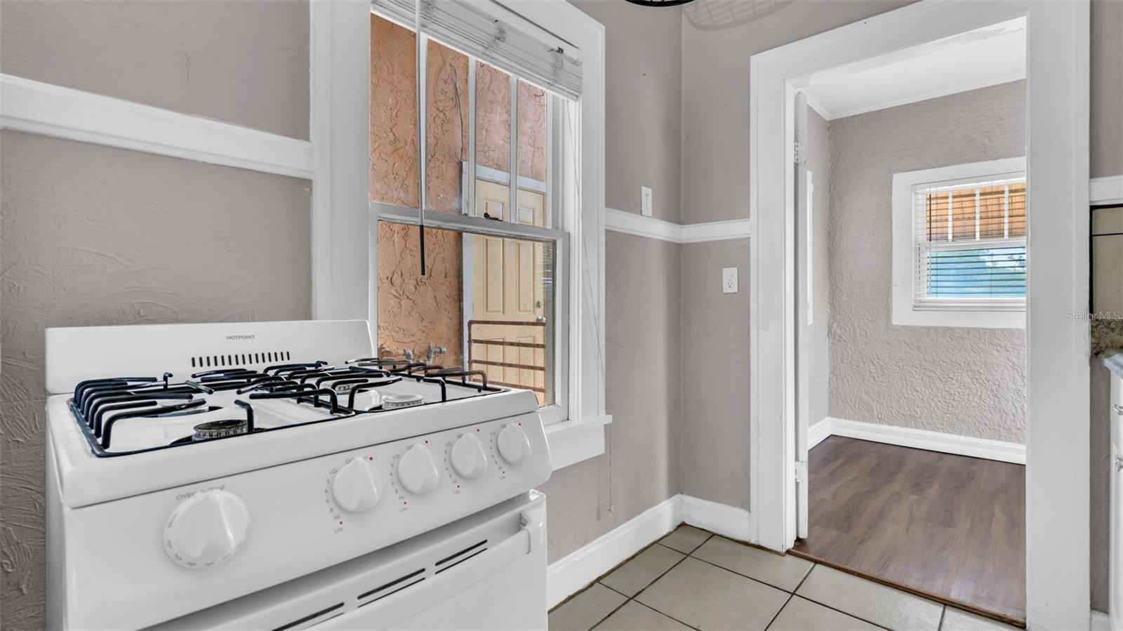 Image 20 of 27 For 2449 Burlington Avenue N 3