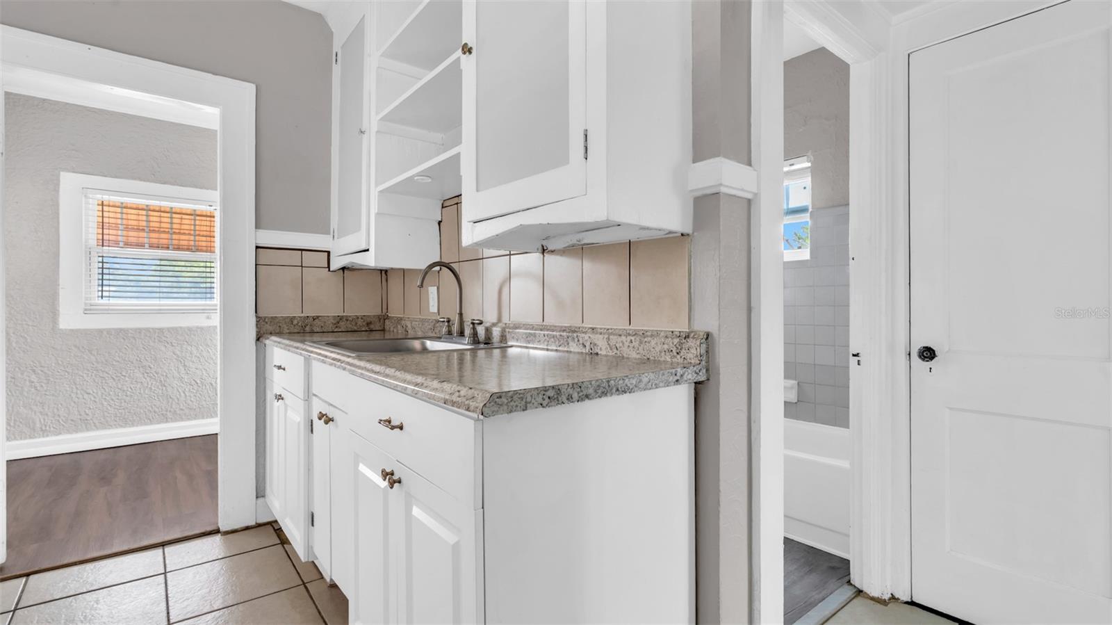 Image 21 of 27 For 2449 Burlington Avenue N 3