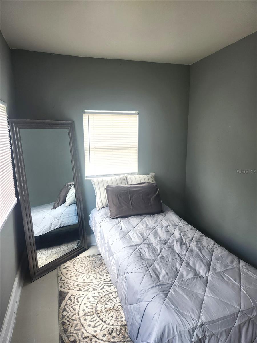 Listing photo id 8 for 1104 Alsobrook Street