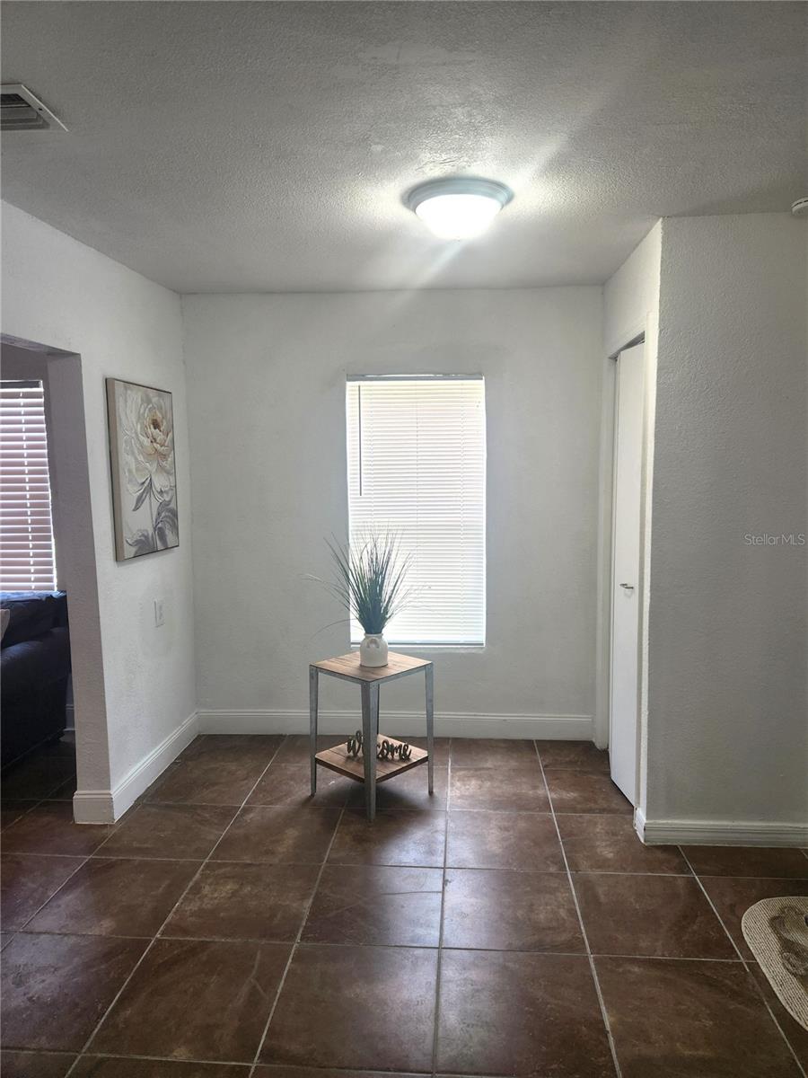 Listing photo id 9 for 1104 Alsobrook Street