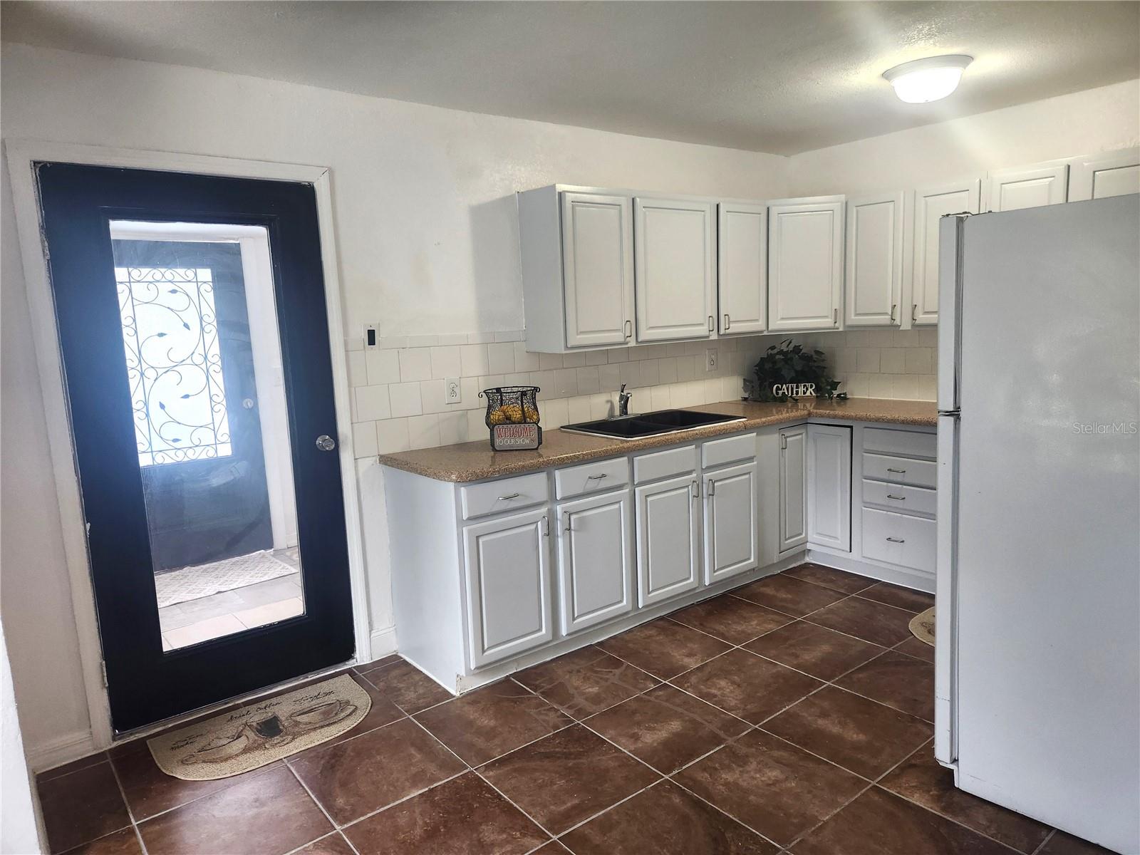 Listing photo id 10 for 1104 Alsobrook Street