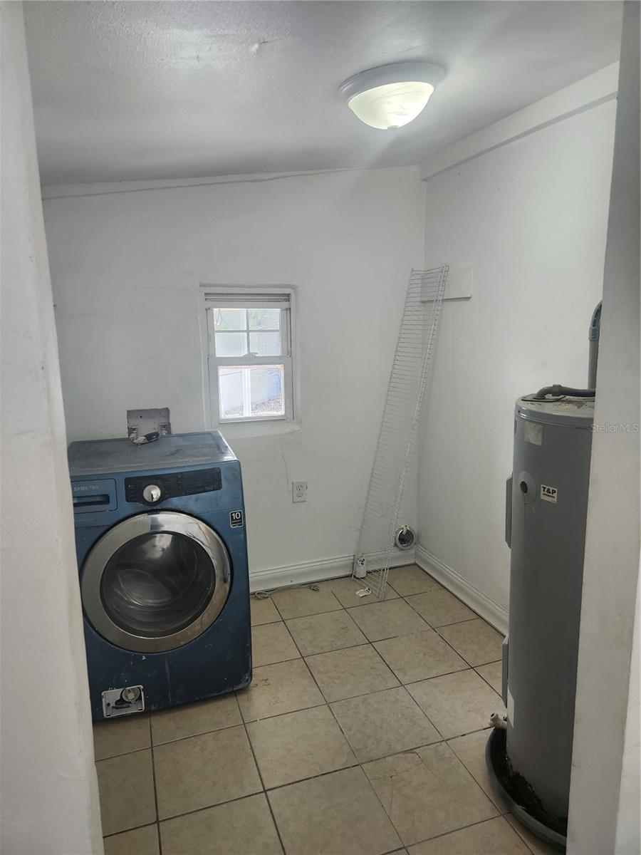 Listing photo id 11 for 1104 Alsobrook Street