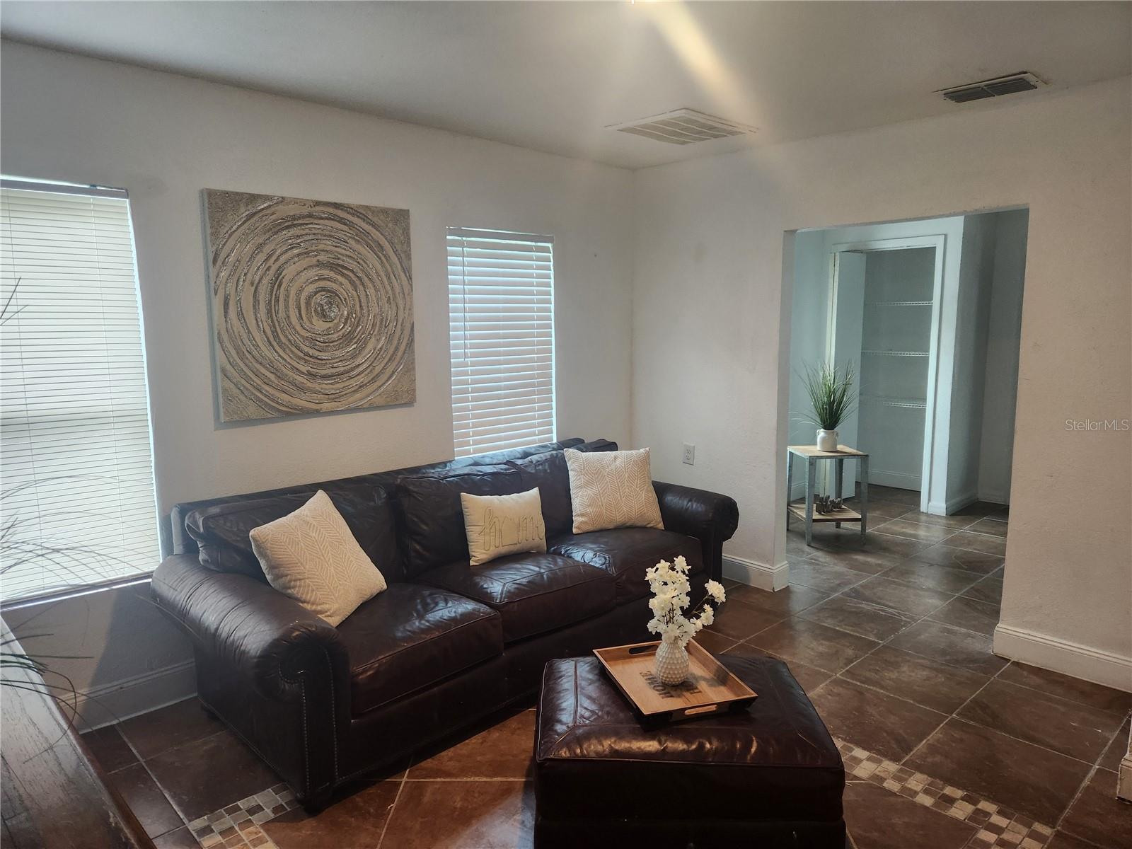 Listing photo id 12 for 1104 Alsobrook Street