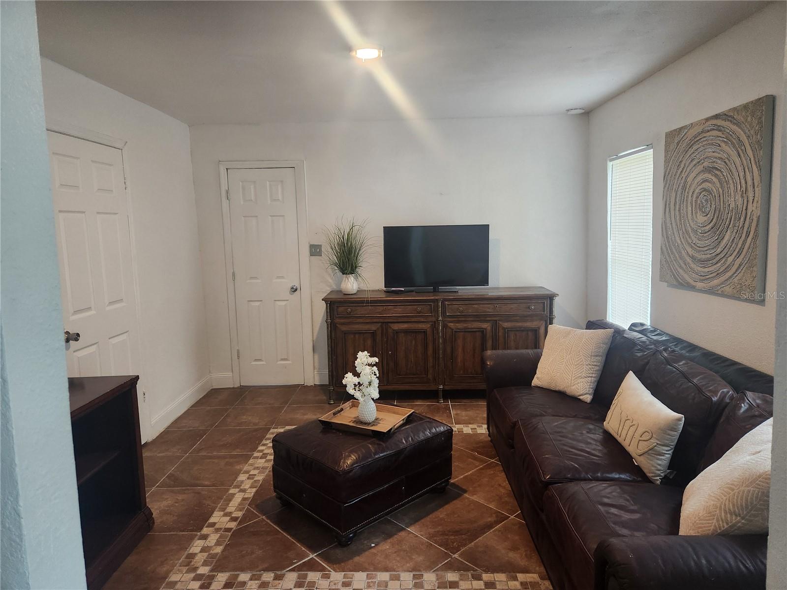 Listing photo id 14 for 1104 Alsobrook Street