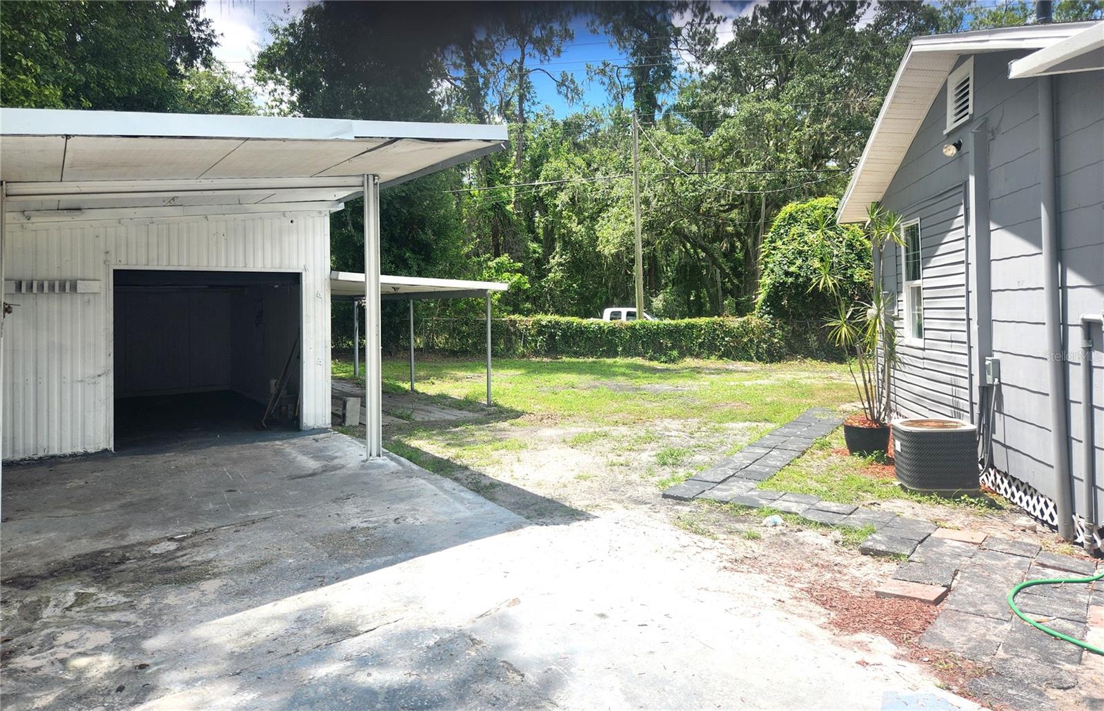 Listing photo id 16 for 1104 Alsobrook Street