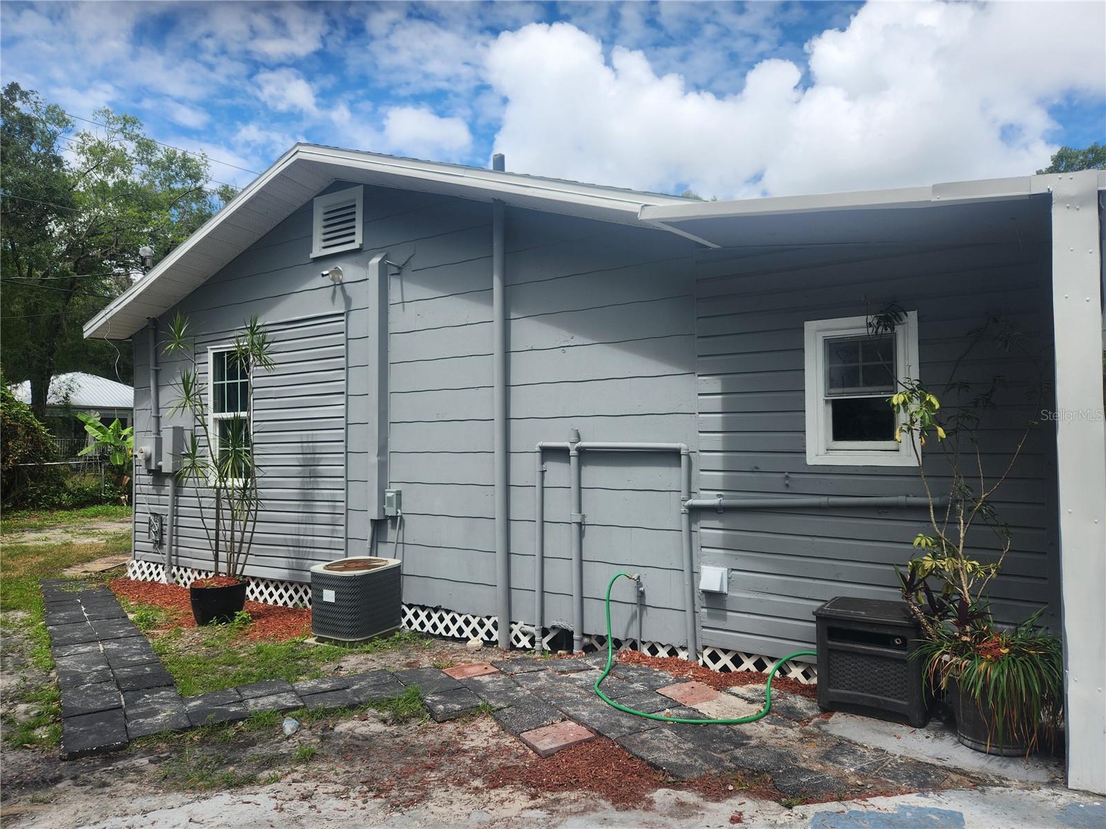 Listing photo id 1 for 1104 Alsobrook Street