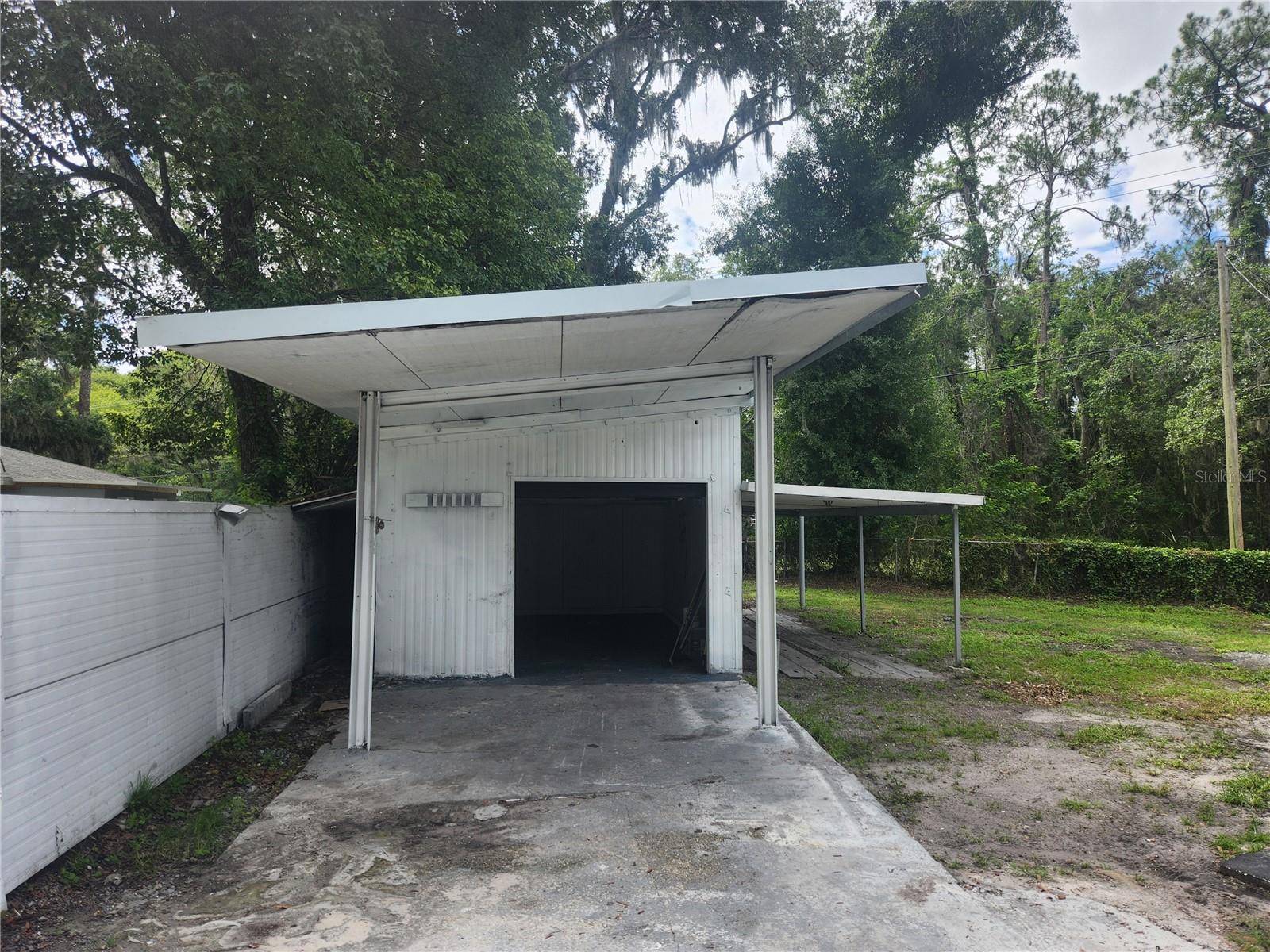 Listing photo id 2 for 1104 Alsobrook Street