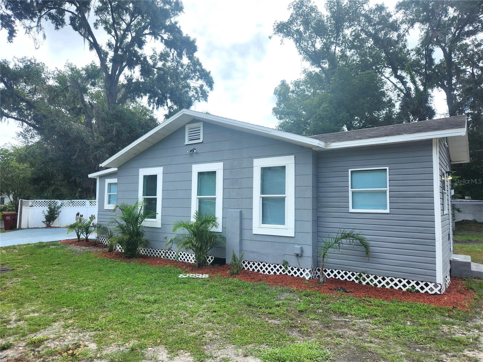 Listing photo id 3 for 1104 Alsobrook Street