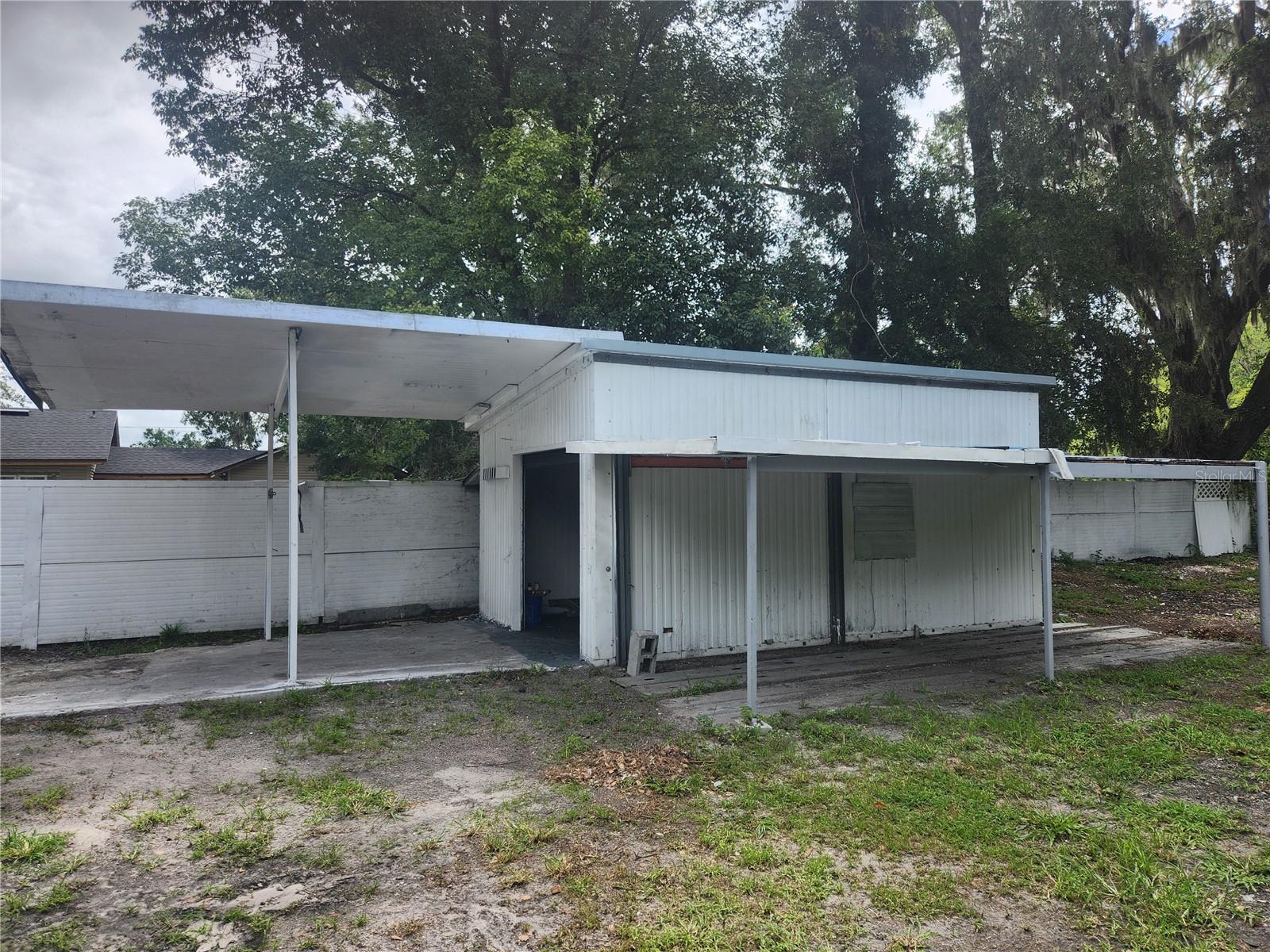 Listing photo id 4 for 1104 Alsobrook Street