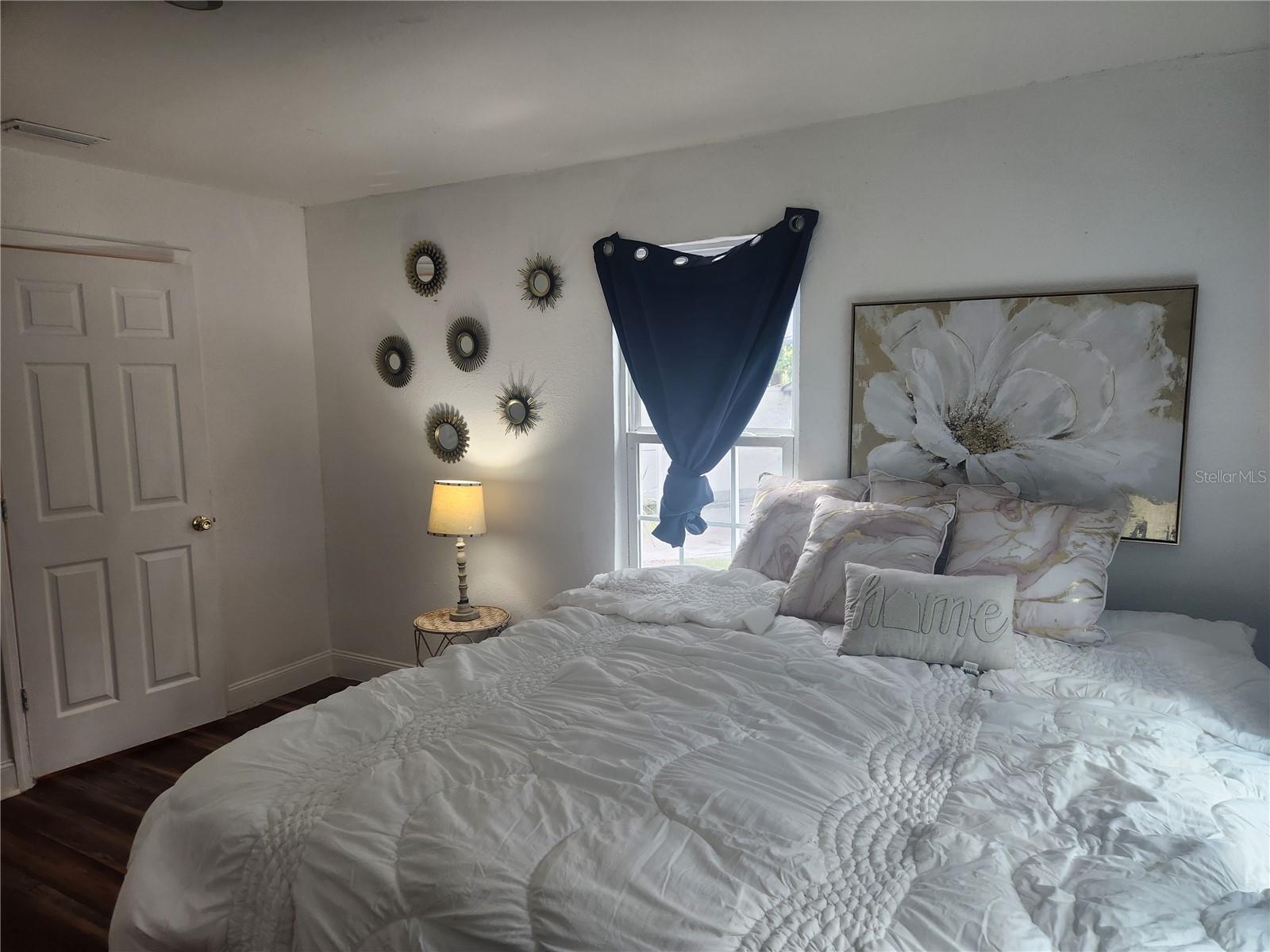 Listing photo id 7 for 1104 Alsobrook Street