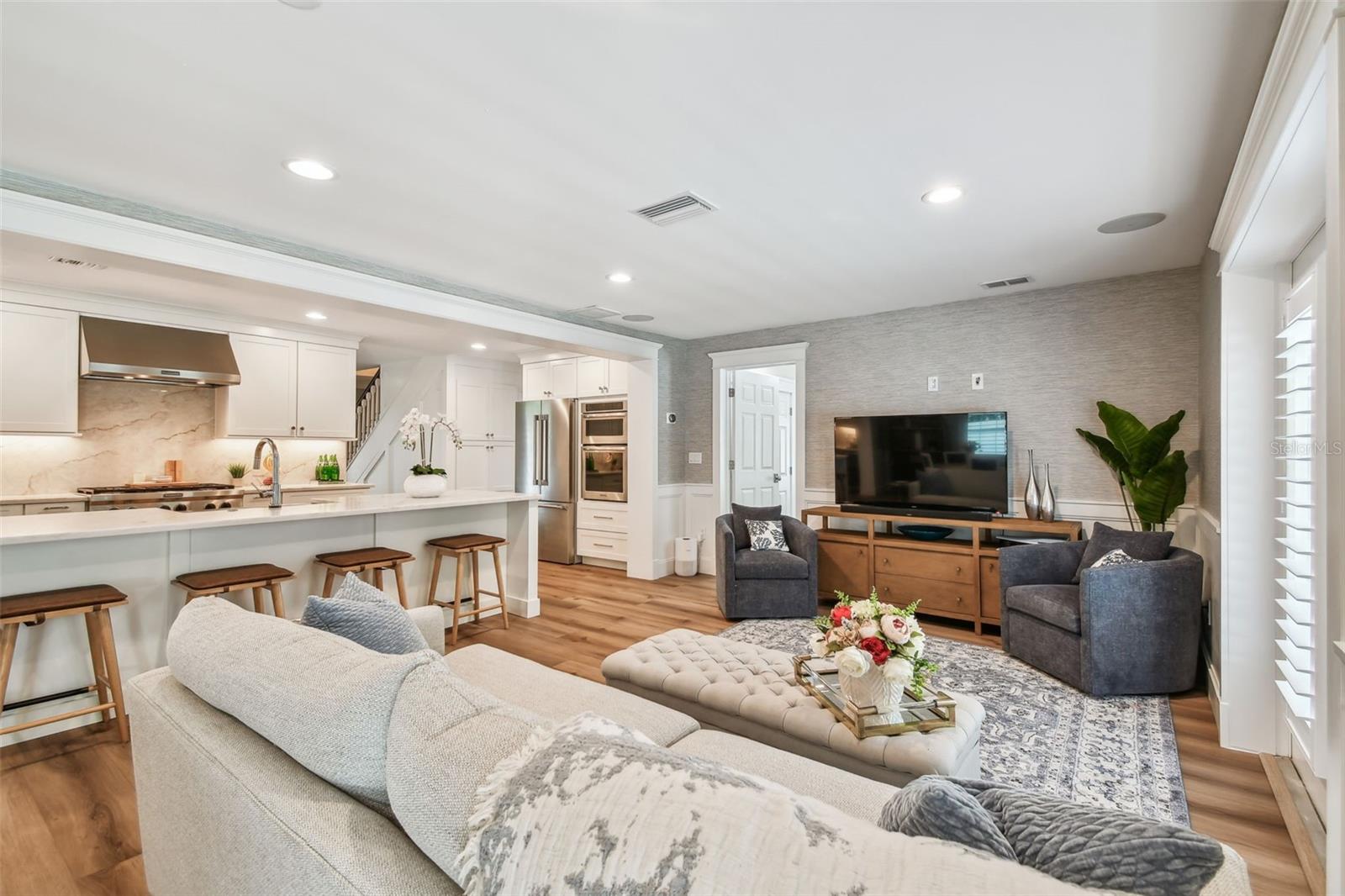 Image 10 of 49 For 818 Davis Boulevard