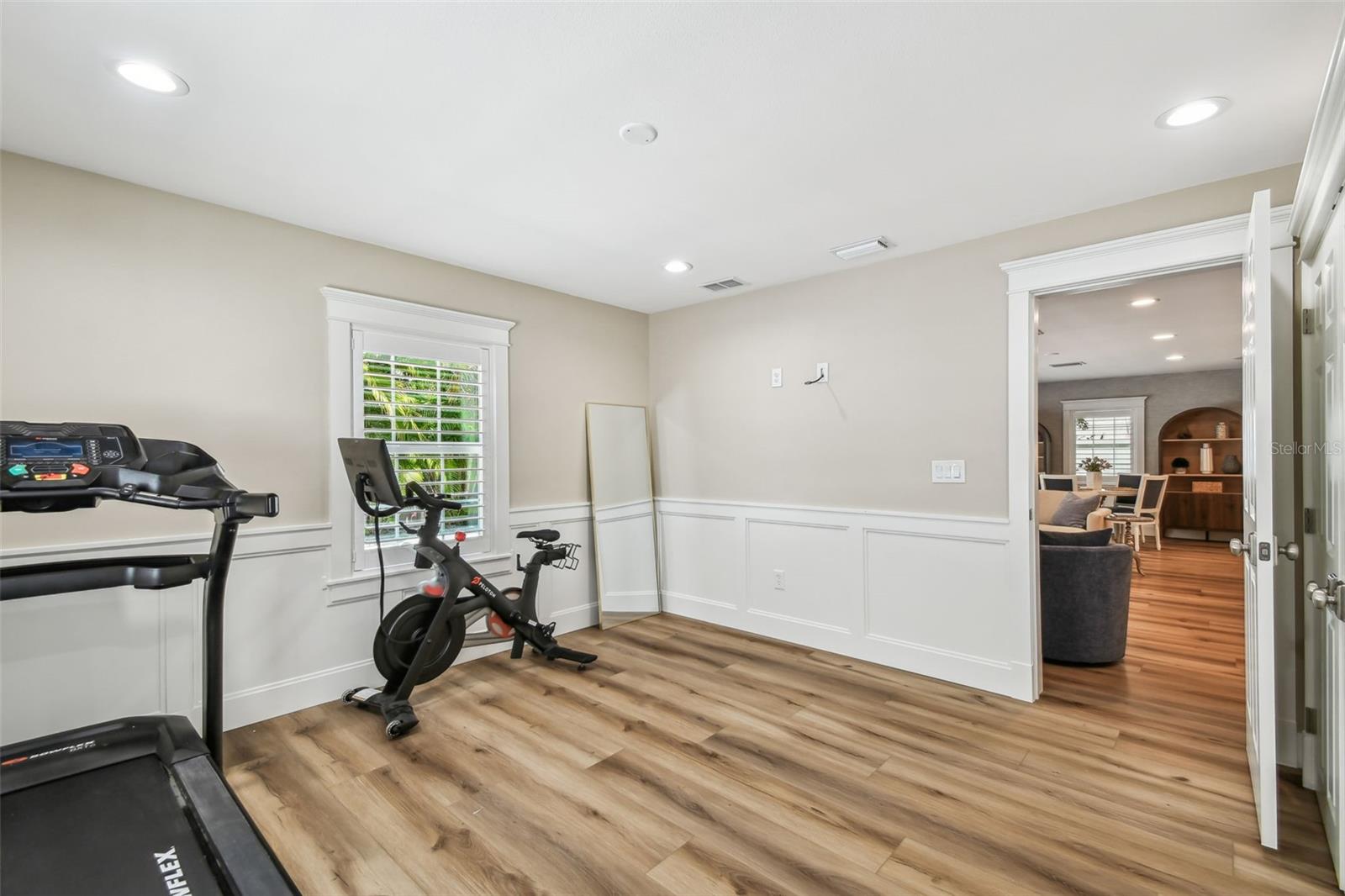 Image 19 of 49 For 818 Davis Boulevard