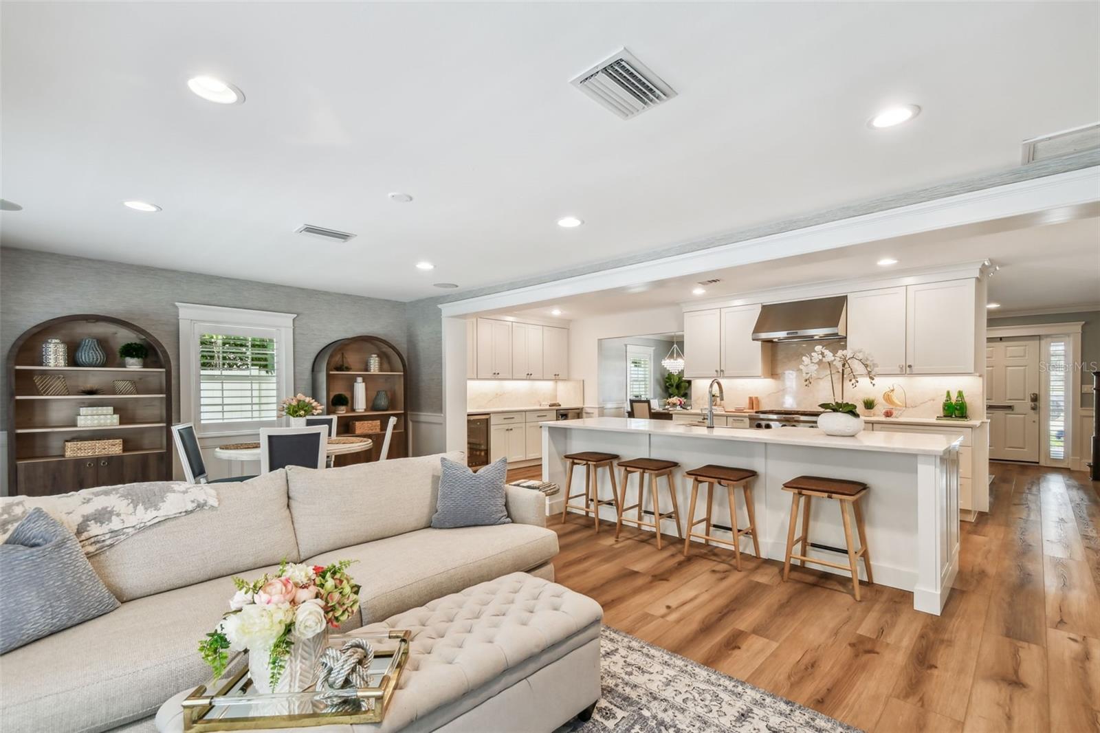Image 2 of 49 For 818 Davis Boulevard