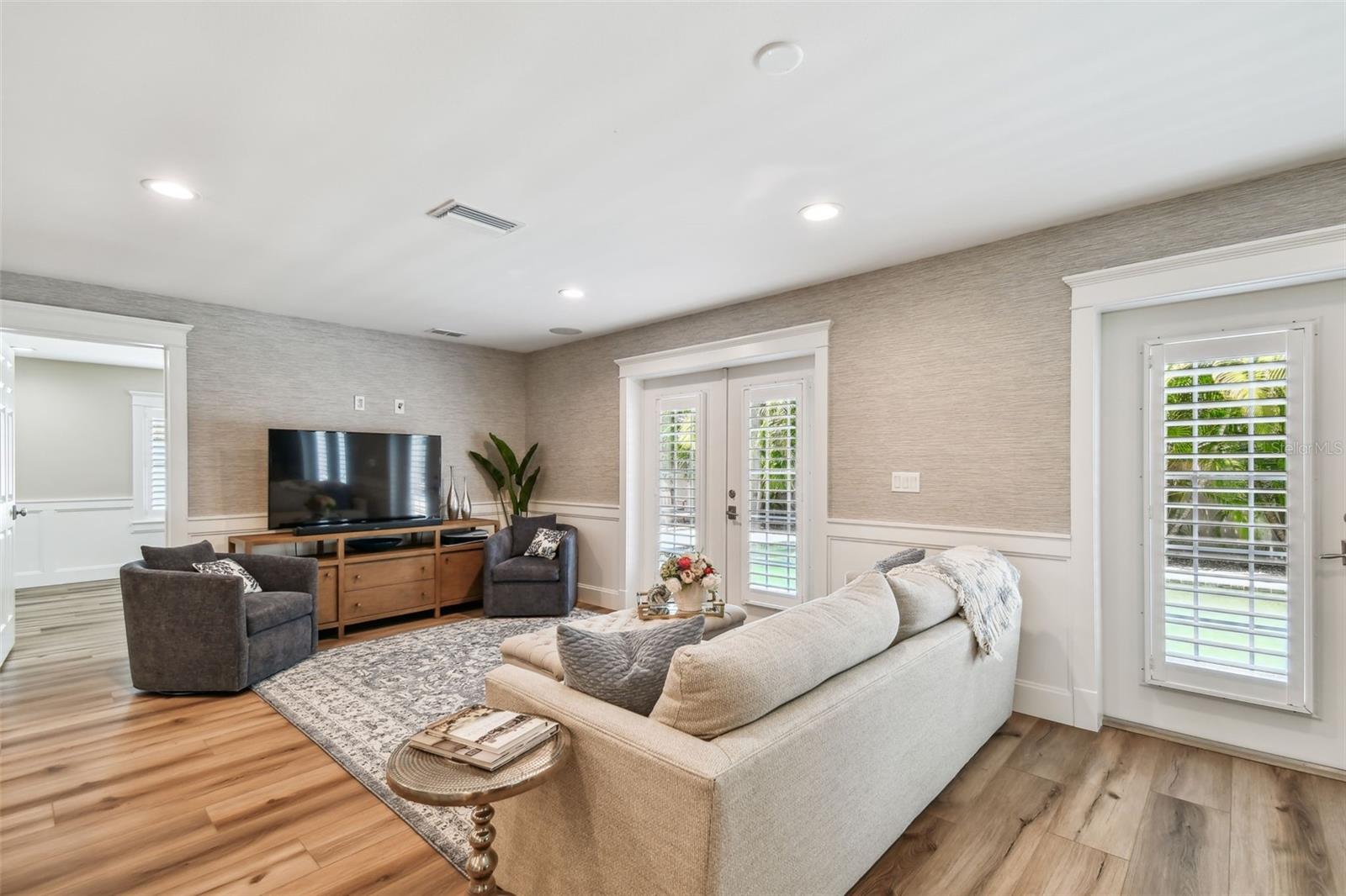 Image 4 of 49 For 818 Davis Boulevard
