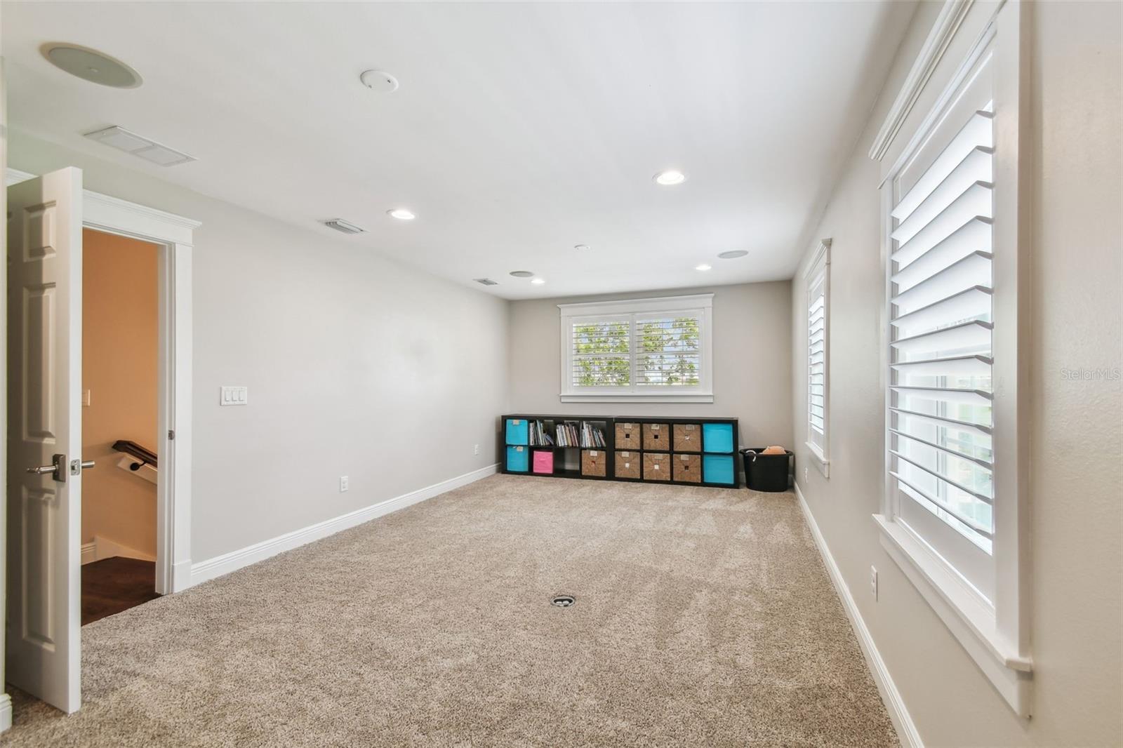 Image 42 of 49 For 818 Davis Boulevard