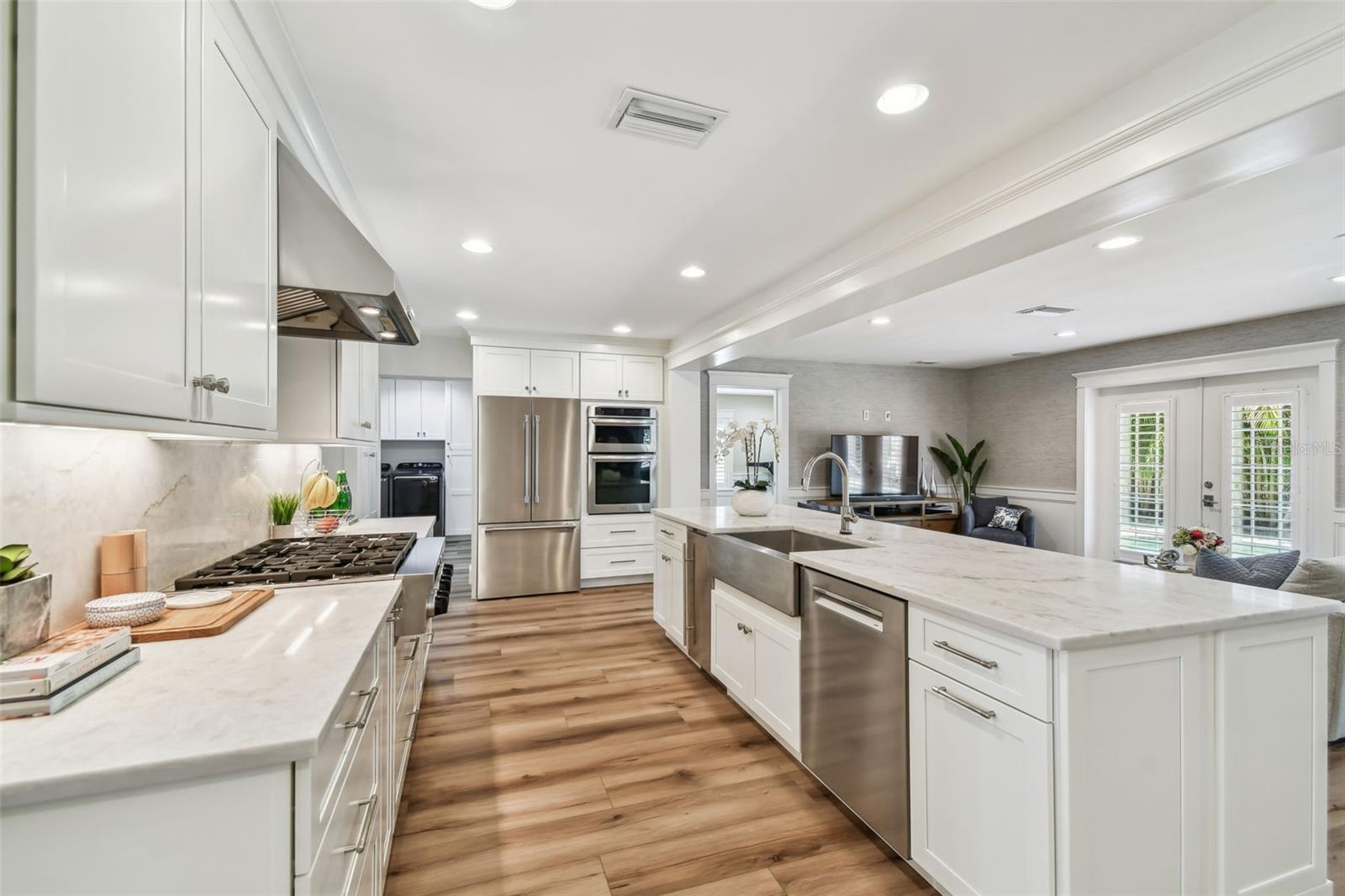 Image 7 of 49 For 818 Davis Boulevard