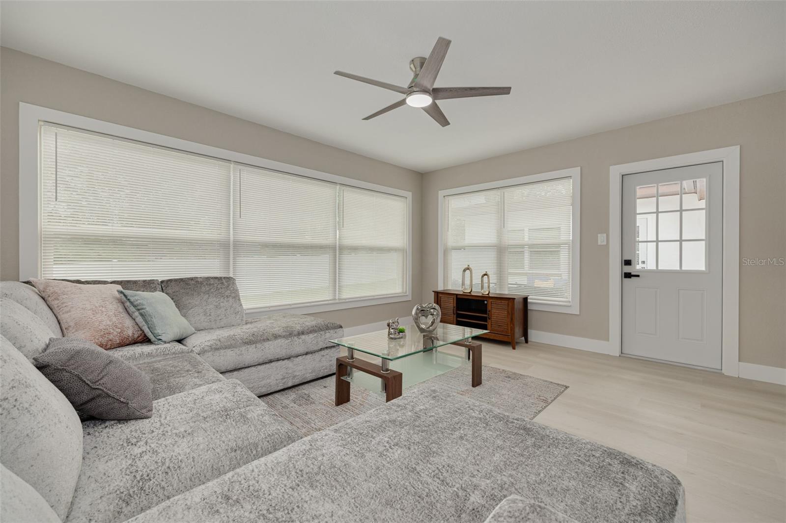 Image 13 of 33 For 912 Pineview Avenue