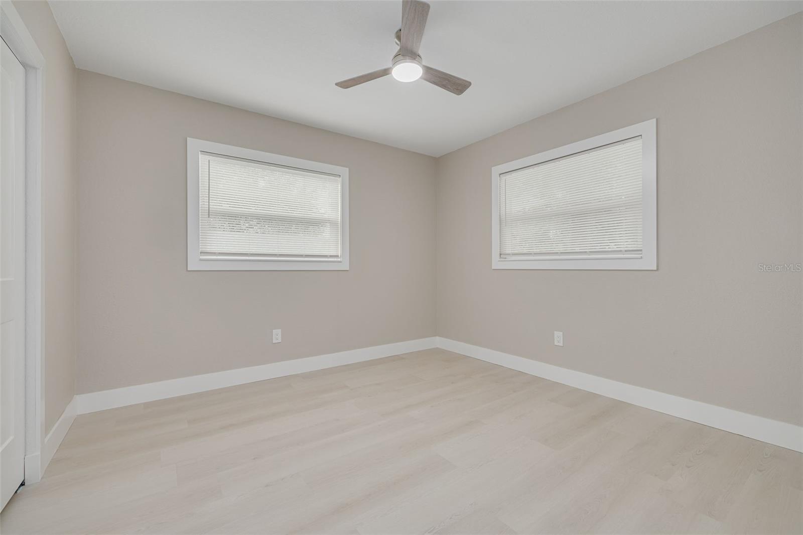 Image 23 of 33 For 912 Pineview Avenue
