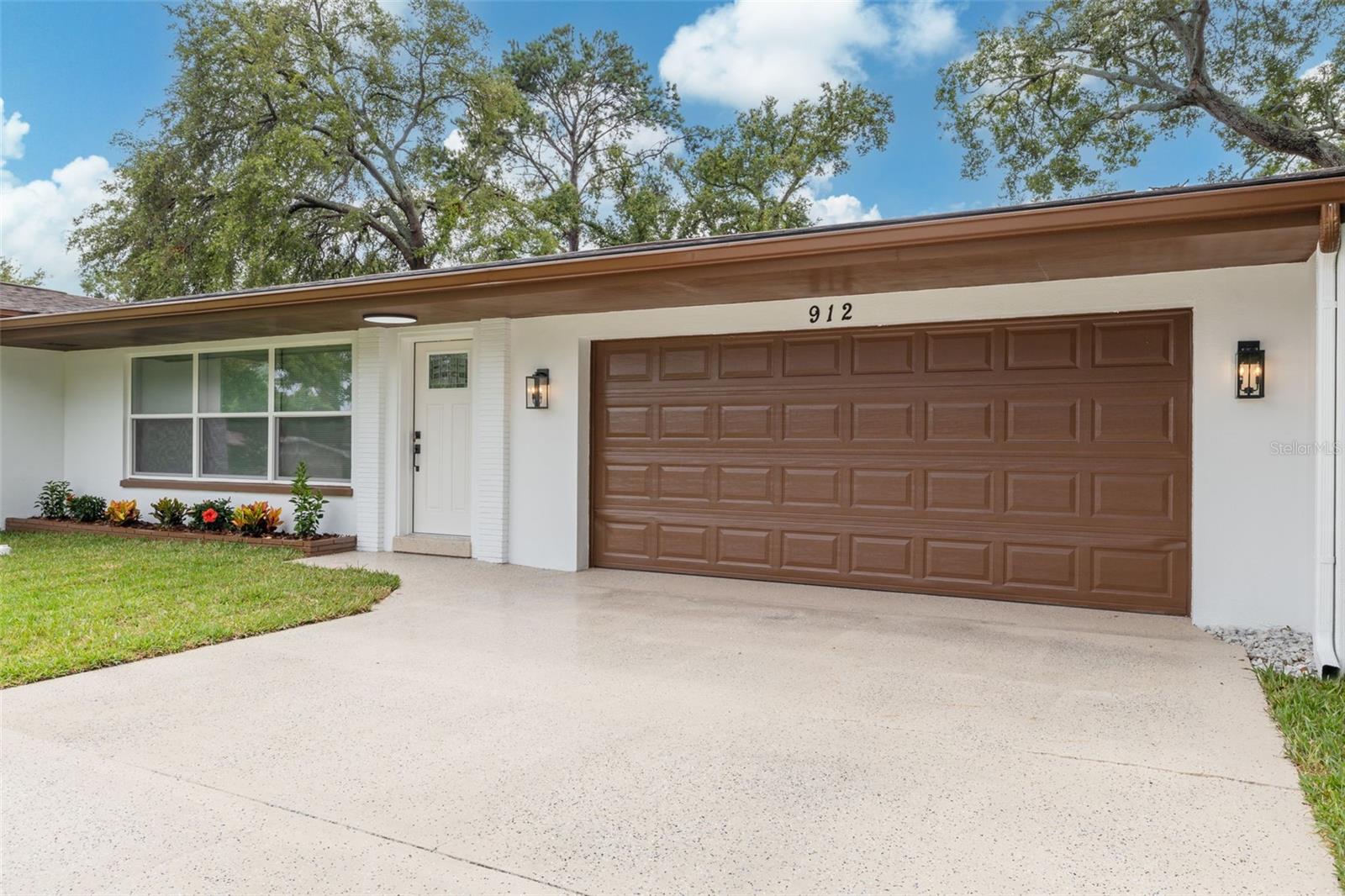 Image 4 of 33 For 912 Pineview Avenue