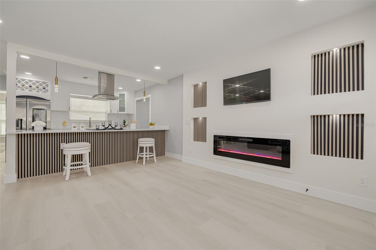 Image 7 of 33 For 912 Pineview Avenue