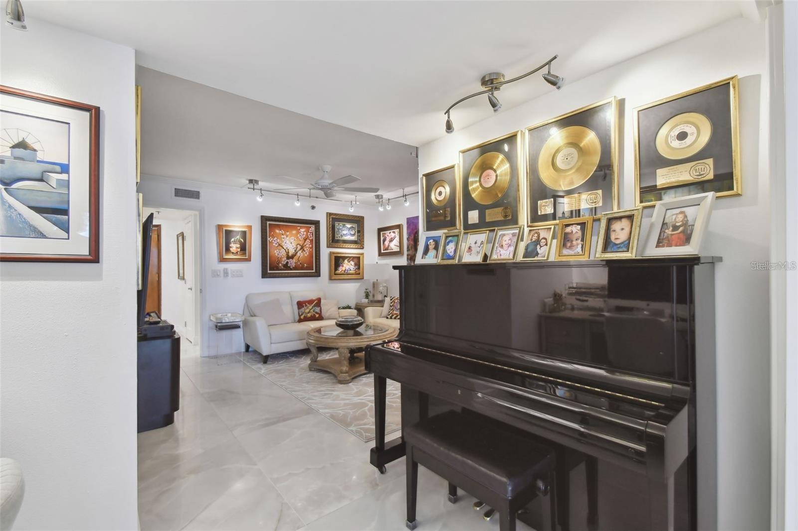 Listing photo id 11 for 1660 Gulf Boulevard Ph1