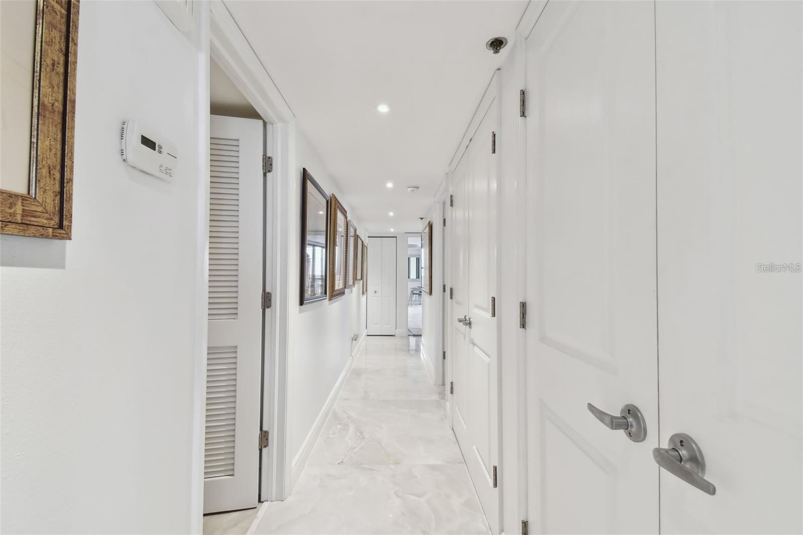 Listing photo id 16 for 1660 Gulf Boulevard Ph1