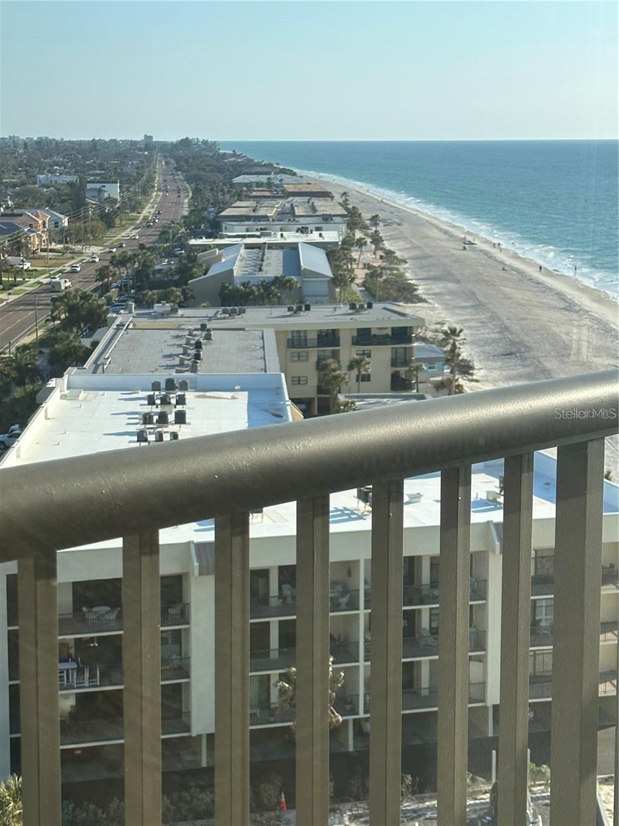 Listing photo id 0 for 1660 Gulf Boulevard Ph1