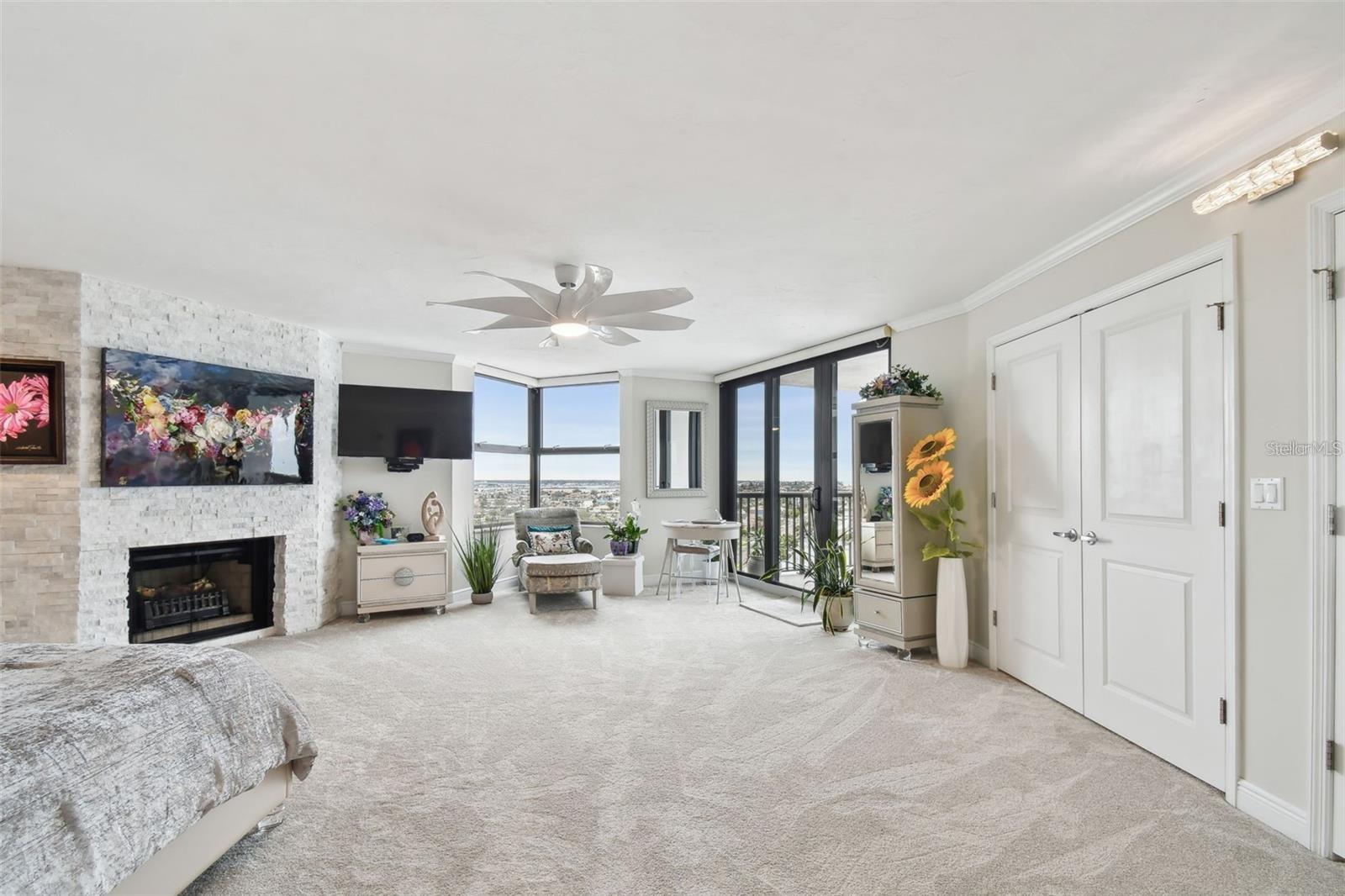 Listing photo id 27 for 1660 Gulf Boulevard Ph1