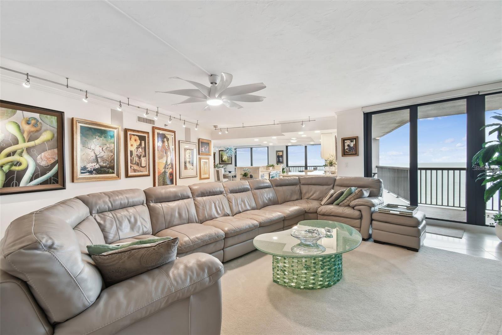 Listing photo id 3 for 1660 Gulf Boulevard Ph1