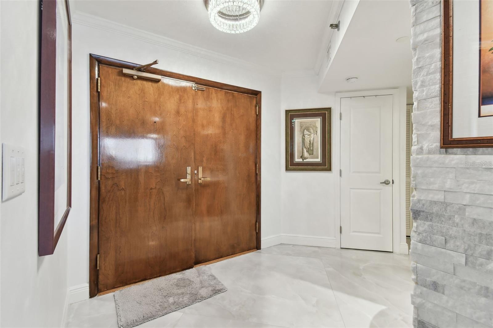 Listing photo id 4 for 1660 Gulf Boulevard Ph1