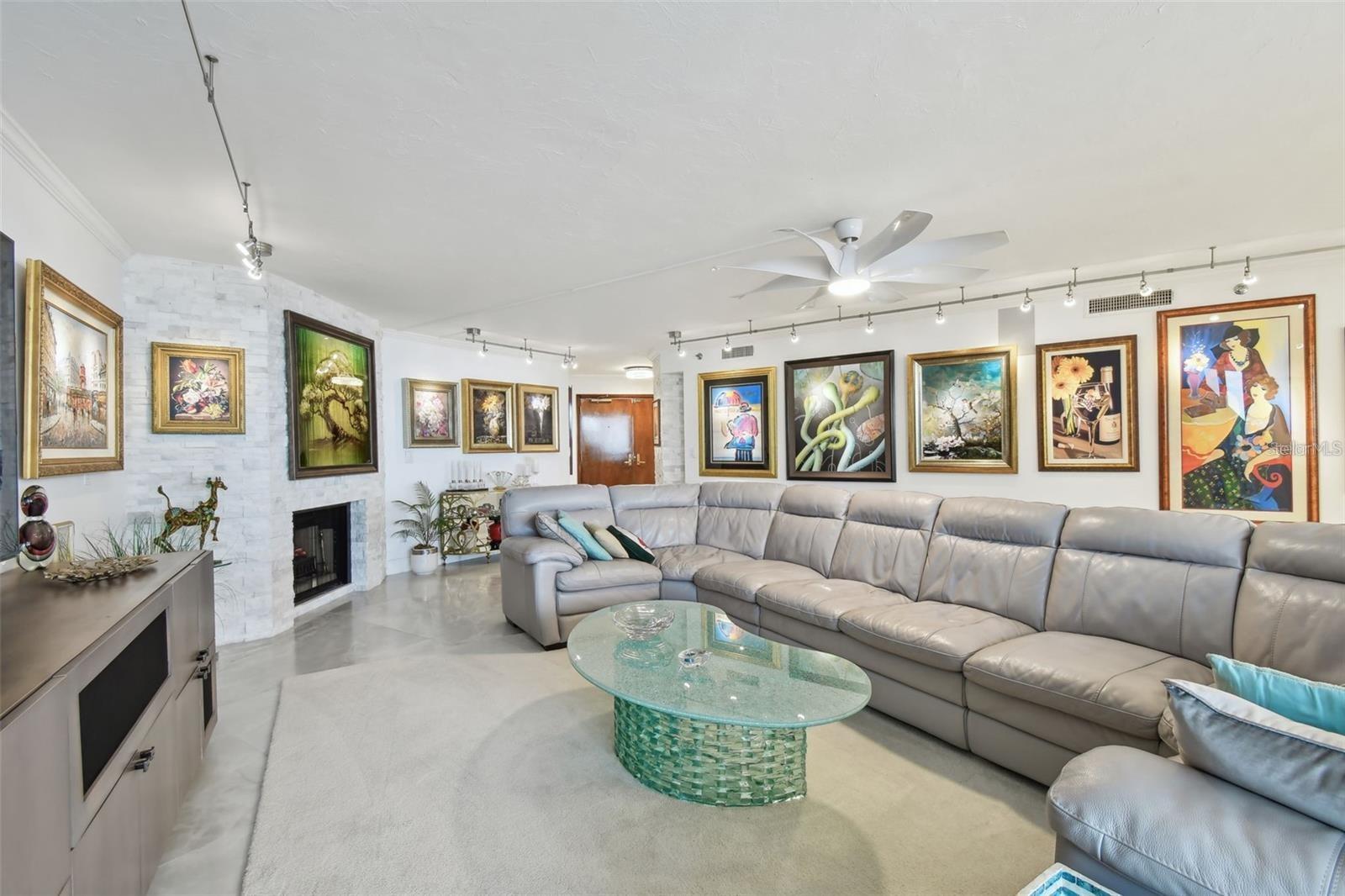 Listing photo id 5 for 1660 Gulf Boulevard Ph1