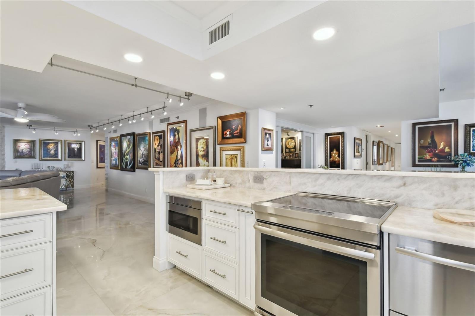 Listing photo id 7 for 1660 Gulf Boulevard Ph1