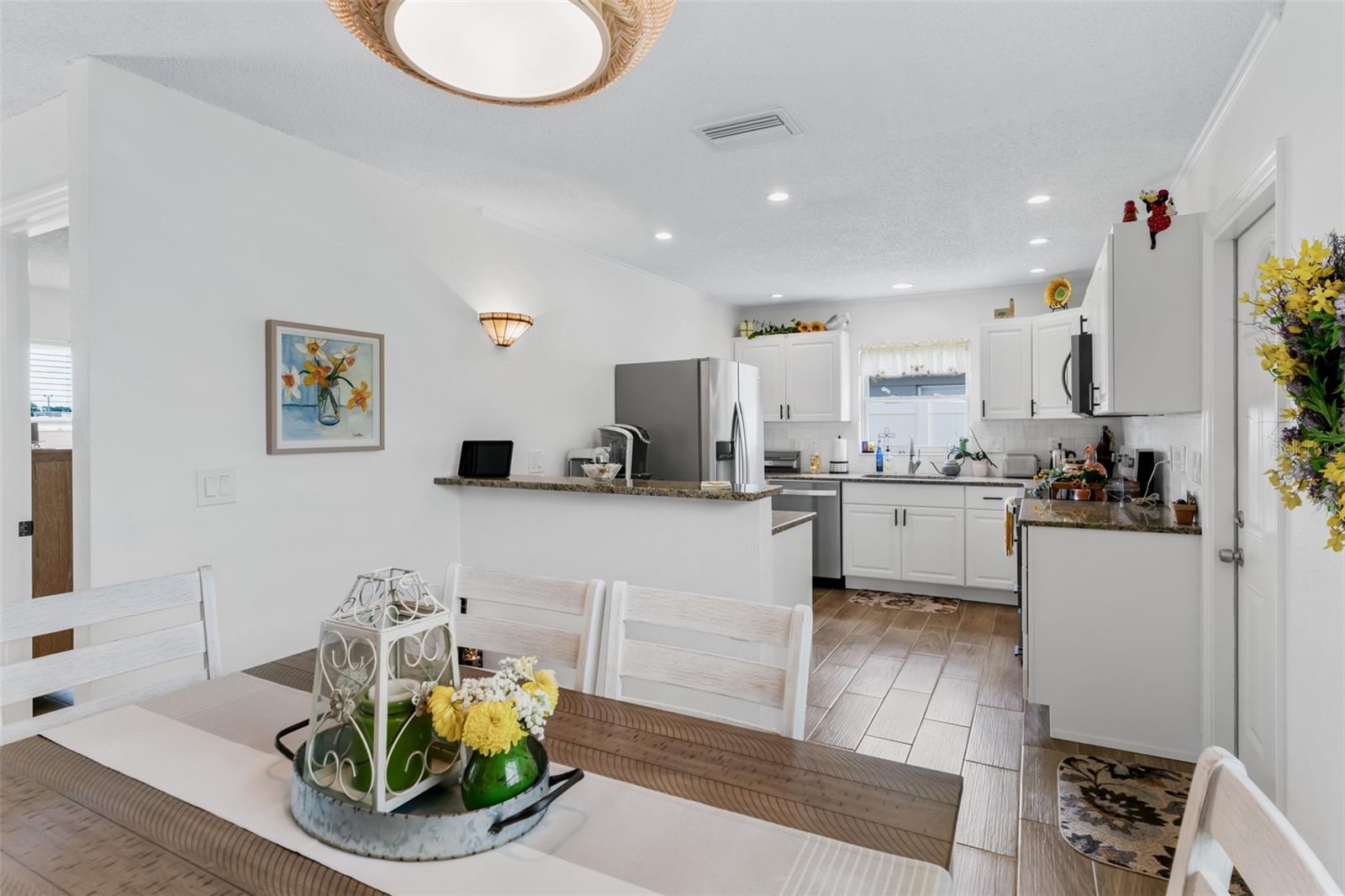 Listing photo id 8 for 6411 Elmhurst Court