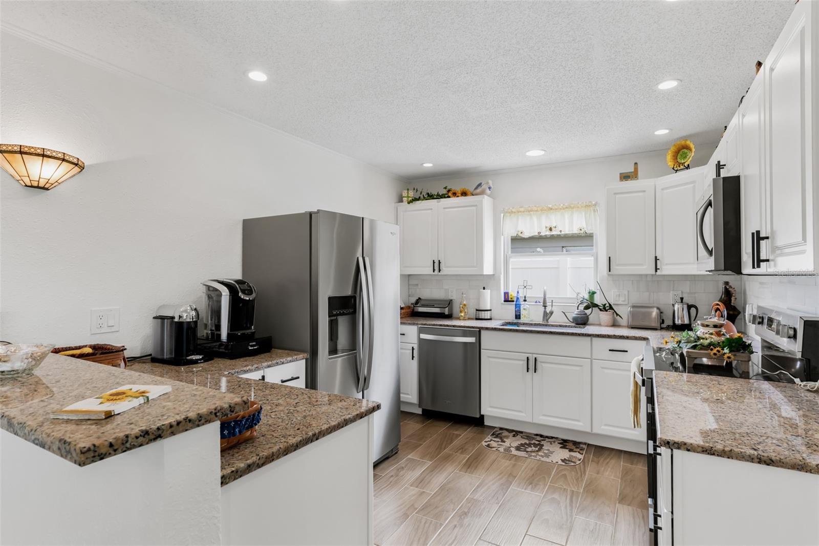 Listing photo id 9 for 6411 Elmhurst Court