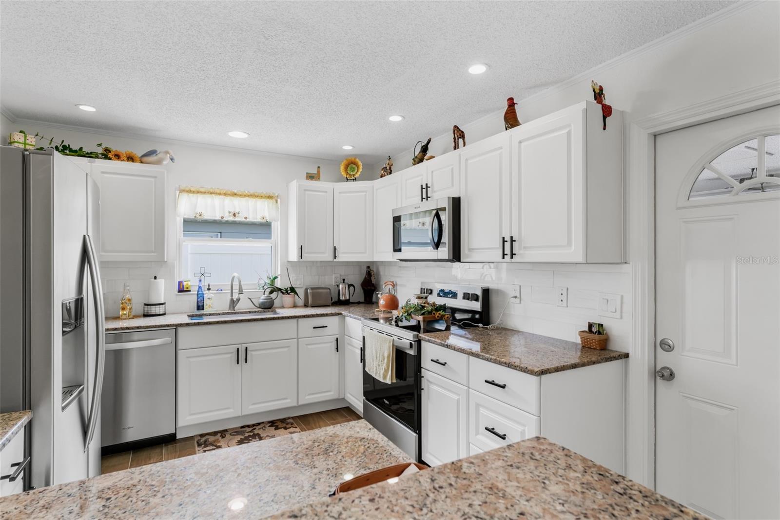 Listing photo id 10 for 6411 Elmhurst Court