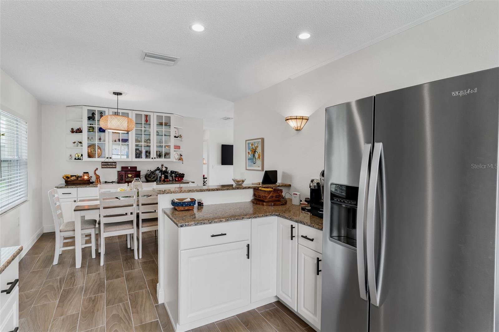 Listing photo id 11 for 6411 Elmhurst Court