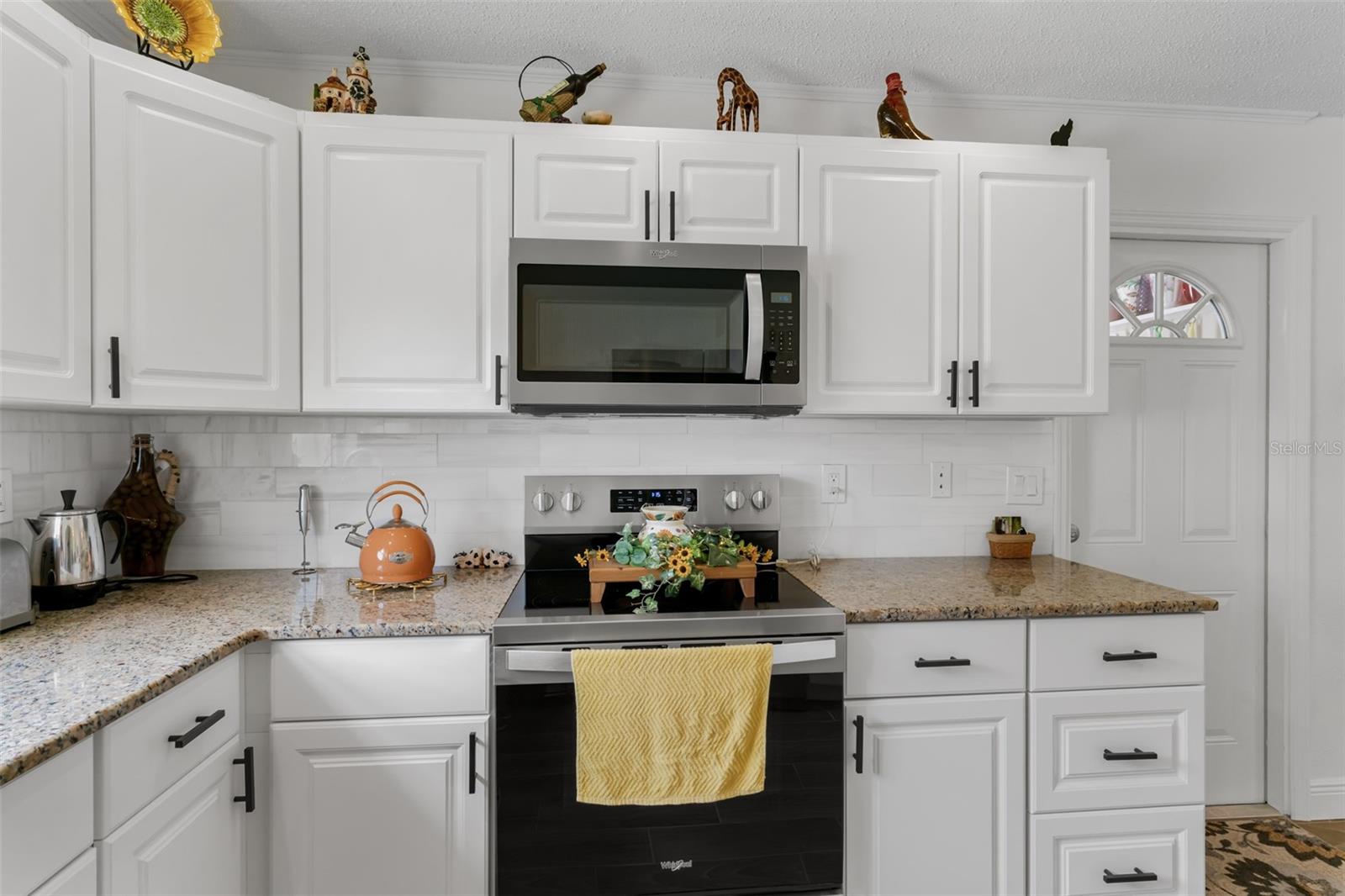 Listing photo id 12 for 6411 Elmhurst Court