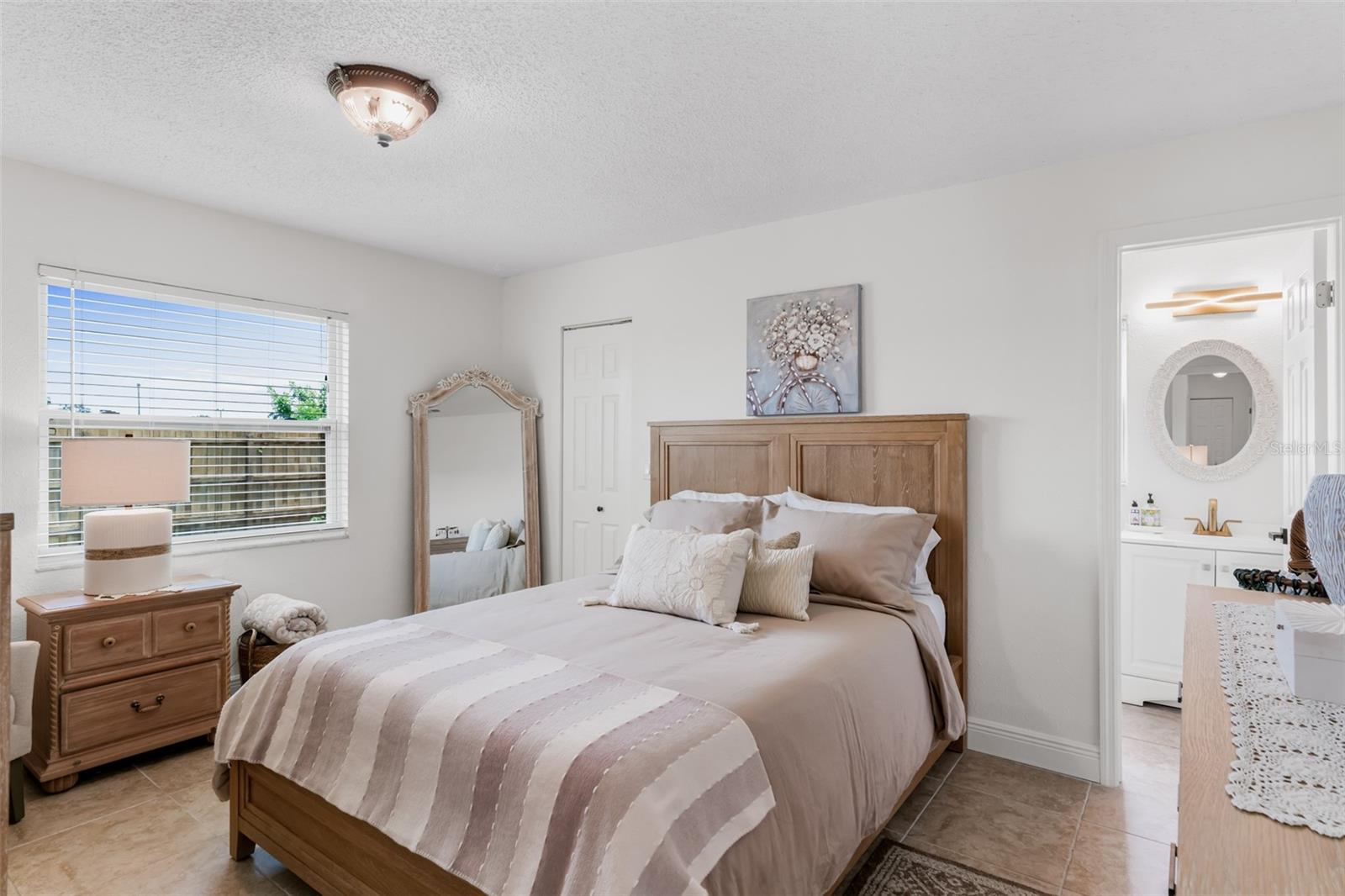 Listing photo id 13 for 6411 Elmhurst Court