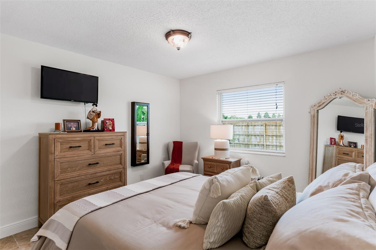 Listing photo id 14 for 6411 Elmhurst Court