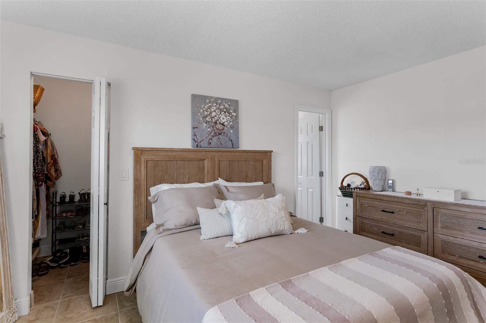 Listing photo id 15 for 6411 Elmhurst Court